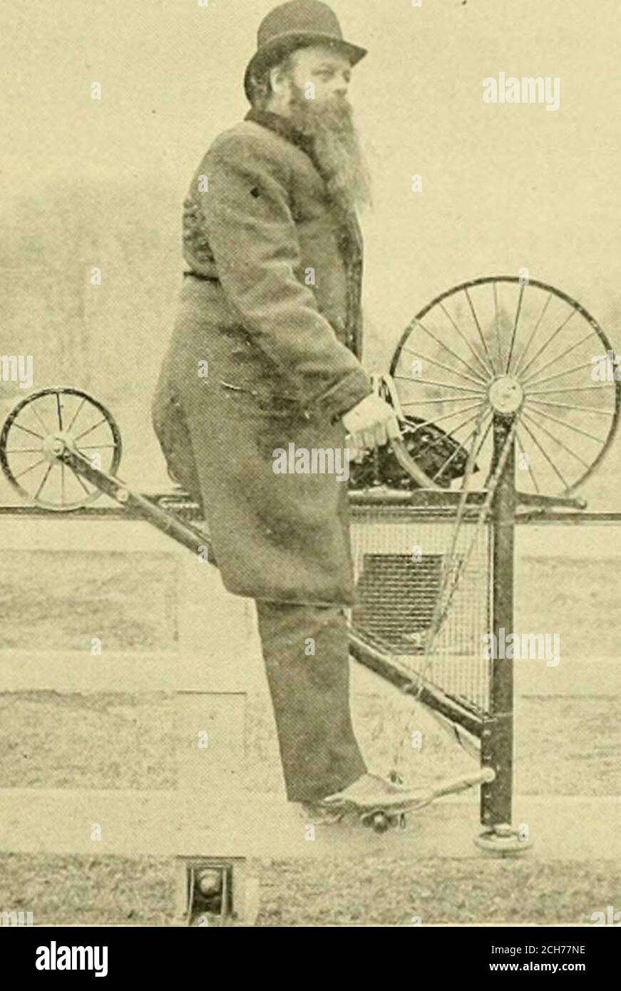 . Le chemin de fer de rue critique . les réparations, qu'on croit être, cependant, d'une nature très insignifi-cative. Des machines de construction spéciale seront faites pour l'usage des dames, et la route peut être exploitée jour et nuit à toutes les saisons de l'année. Les machines à beutre, sont maintenant construites à Smithville, par le H.15. Smith machine Company, qui sont les constructeurs de la bicyclette Star. M. Hotchkiss, l'inventeur, est déjà ST.RY.neveyv. HOTCHKISS BICYCLE KMH. Rail fixé à lui sur lequel le vélo fonctionne. Une forme spéciale de vélo est nécessaire, bien que la selle ordinaire, la barre de poignée et p Banque D'Images