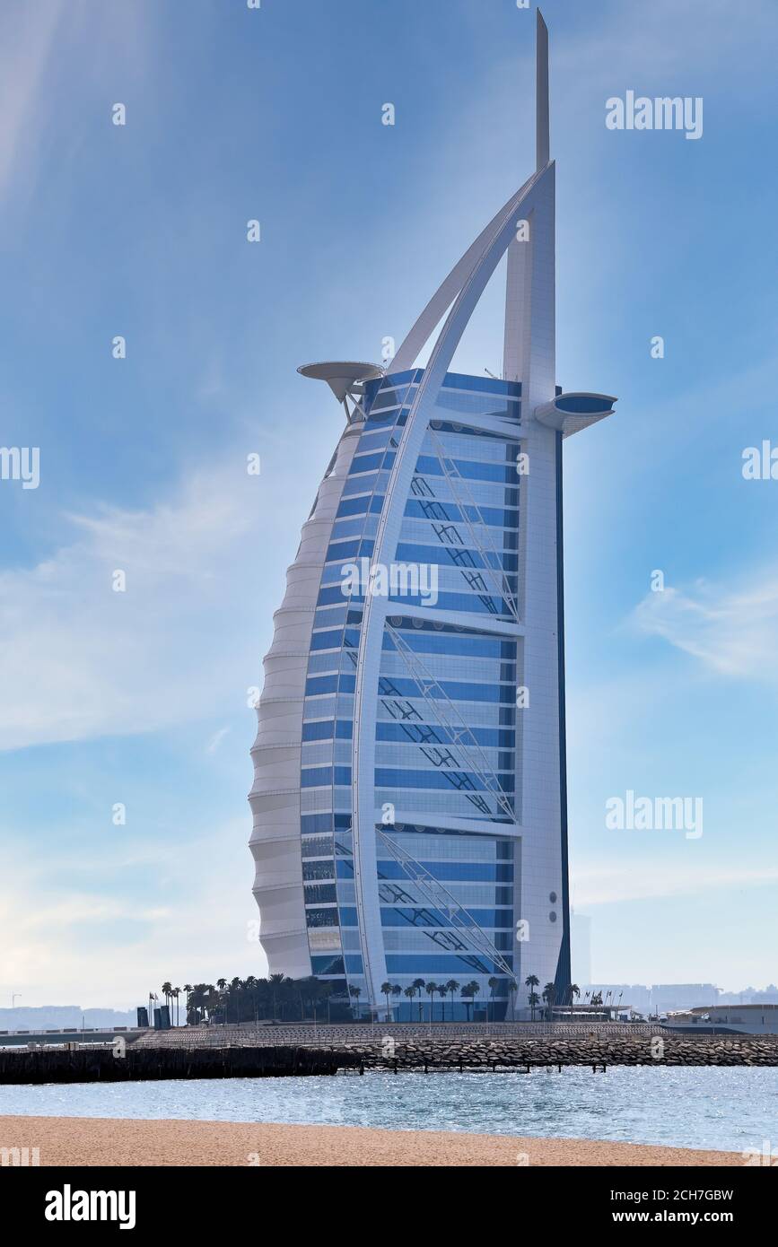 Dubaï, Émirats arabes Unis - vue sur l'hôtel Burj Al Arab depuis la plage de Jumeirah. Burj Al Arab est l'un des monuments de Dubaï, et un o Banque D'Images