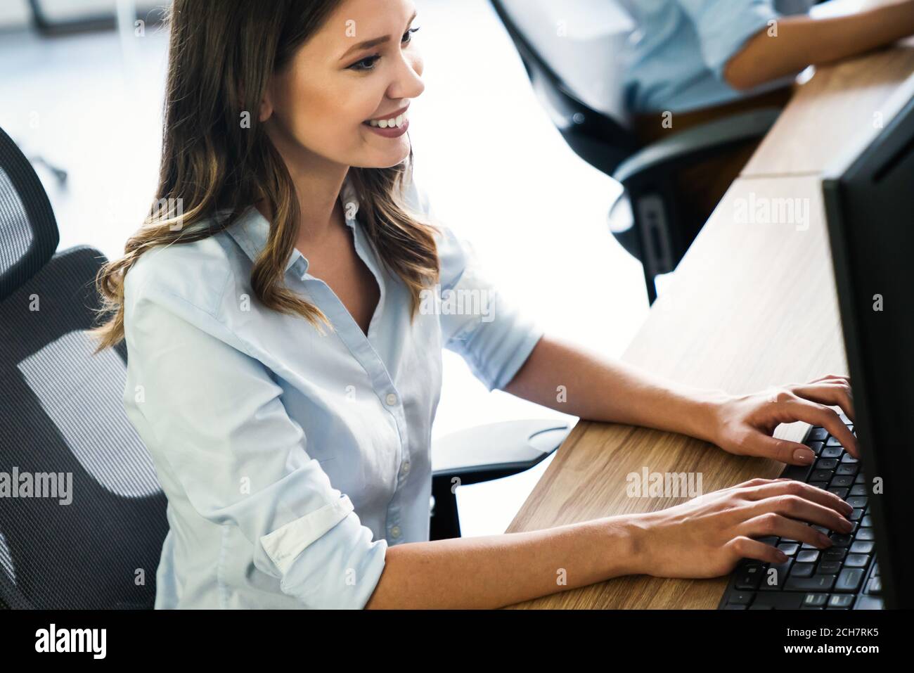 Bonne femme au bureau. Technologie, ordinateur, démarrage, concept d'entreprise. Banque D'Images