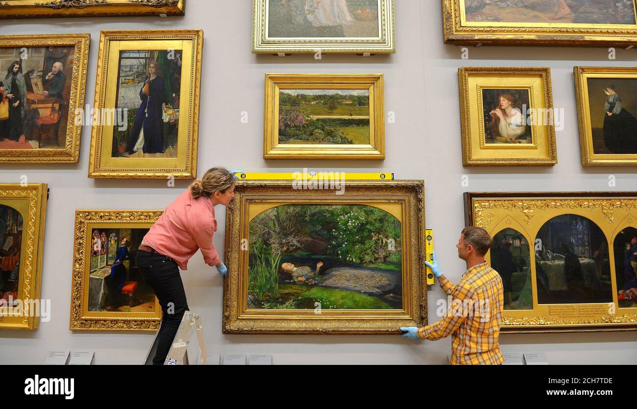 Le tableau Ophelia de Sir John Everett Millais est de nouveau accroché chez lui dans la Tate Britain, dans le centre de Londres, après une tournée aux États-Unis, en Russie, au Japon et en Italie, où il a été vu par plus d'un million de visiteurs de galerie. Banque D'Images