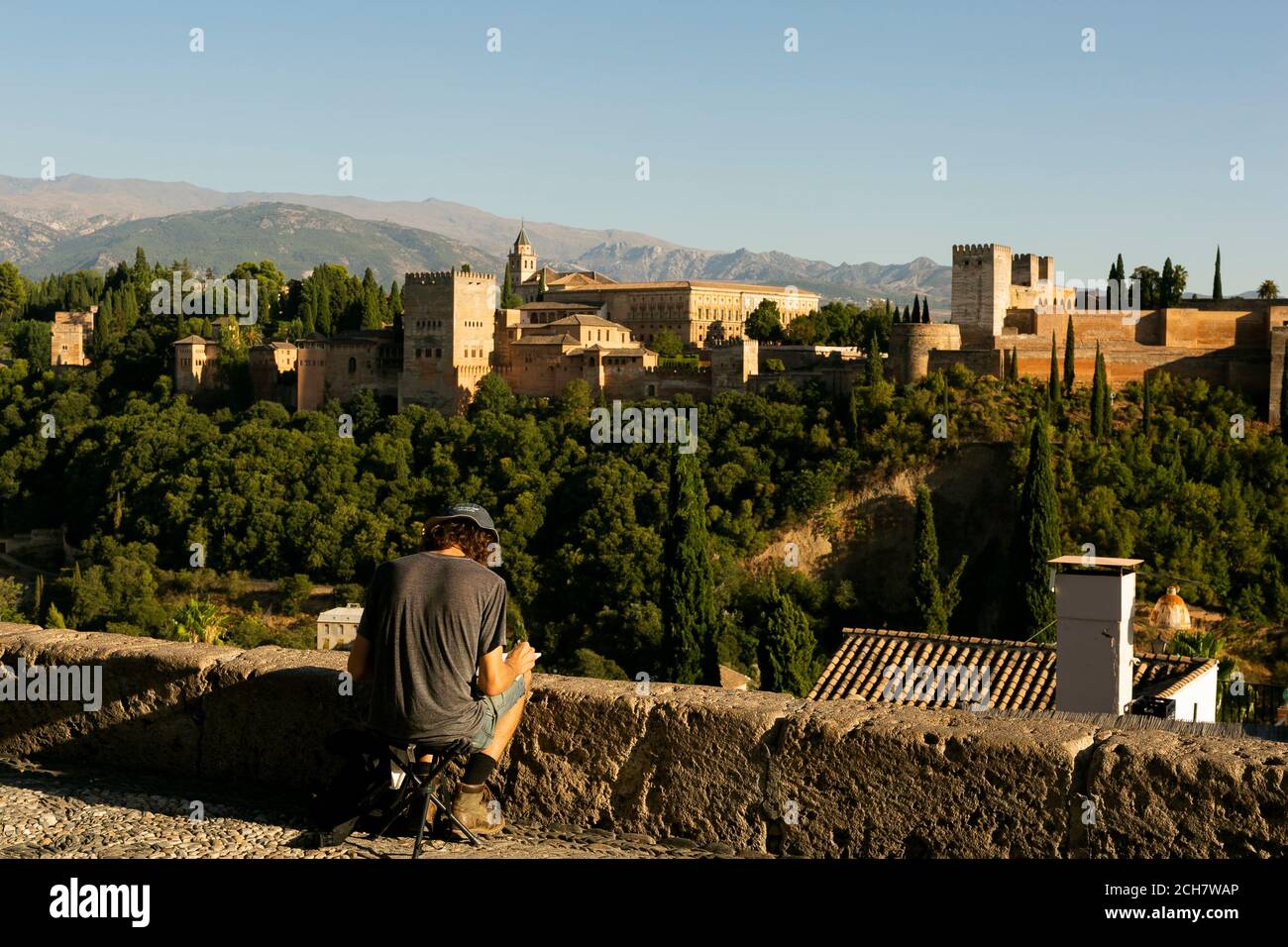Grenade, Espagne -22 août 2020- artiste peignant l'Alhambra de Mirador de Sant Nicolás Banque D'Images
