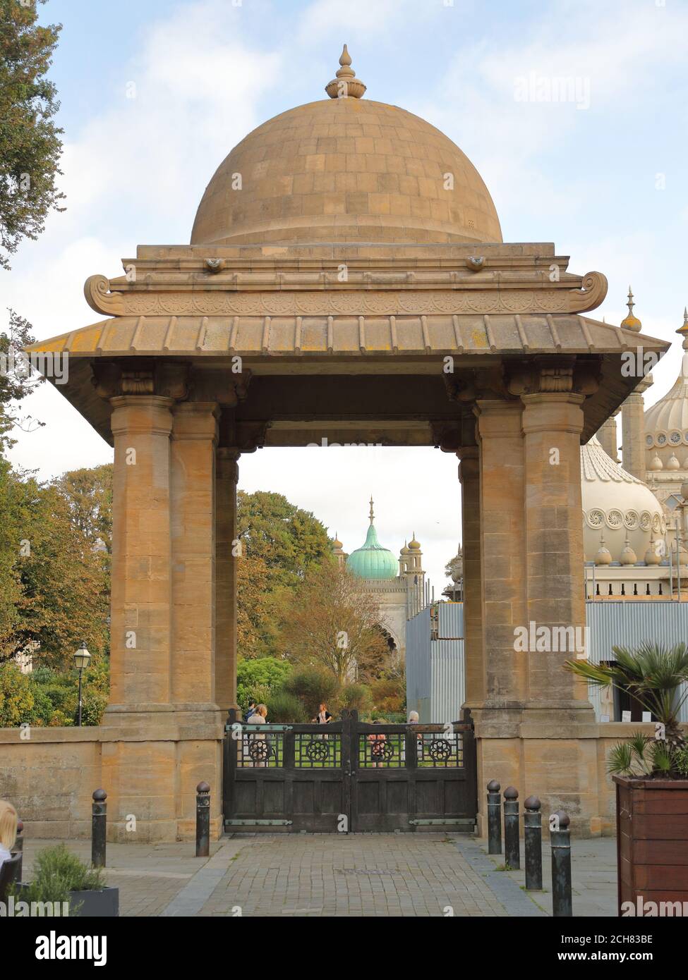 La porte du Sud de style indien aux jardins du Pavillon Royal à Brighton, Royaume-Uni Banque D'Images