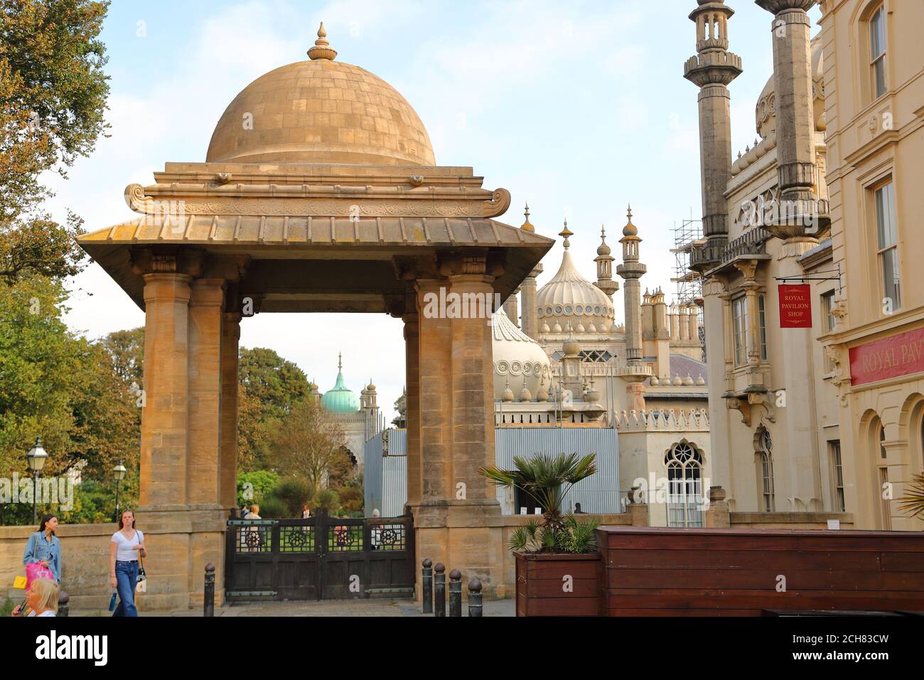 La porte du Sud de style indien aux jardins du Pavillon Royal à Brighton, Royaume-Uni Banque D'Images