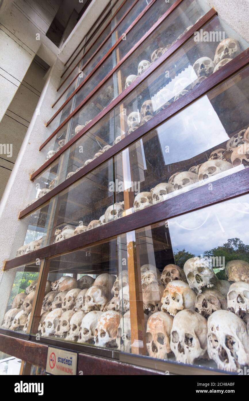 Les centaines de crânes au monument Choeung Ek à Phnom Penh Banque D'Images