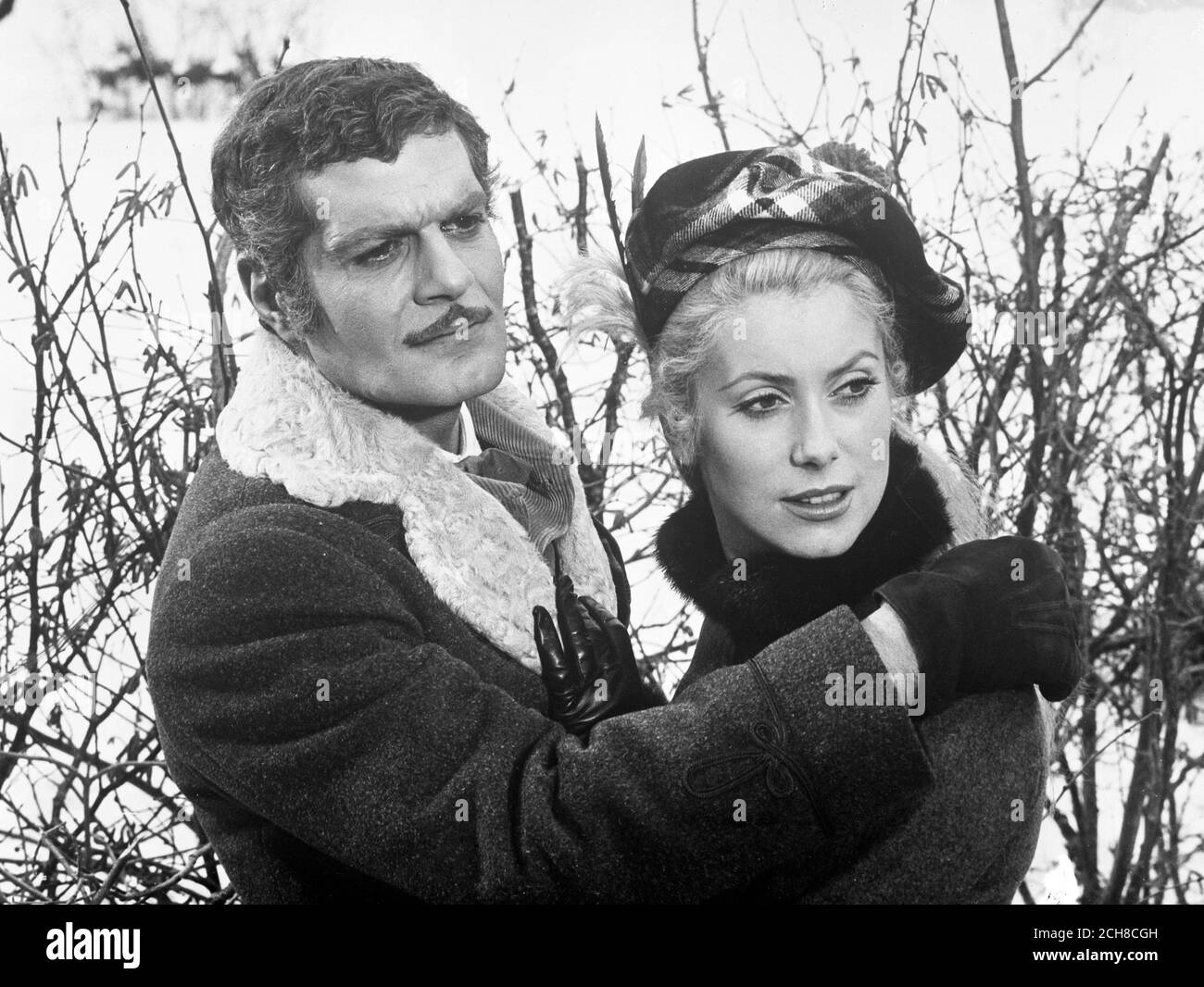 Omar Sharif et Catherine Deneuve dans leurs rôles les plus connus comme prince héritier Rudolph d'Autriche et sa jeune maîtresse Mary Vetsera dans 'Mayerling', un nouveau film d'une histoire d'amour qui s'est terminée dans la tragédie en 1889. Banque D'Images