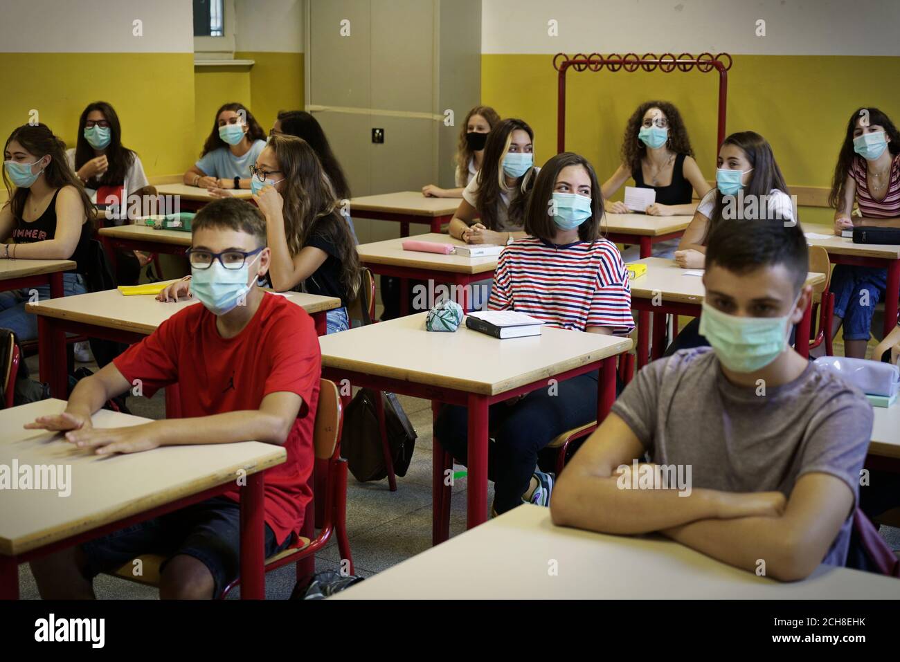 Les élèves ayant un masque facial de retour à l'école après la quarantaine et le verrouillage de Covid-19. Turin, Italie - septembre 2020 Banque D'Images