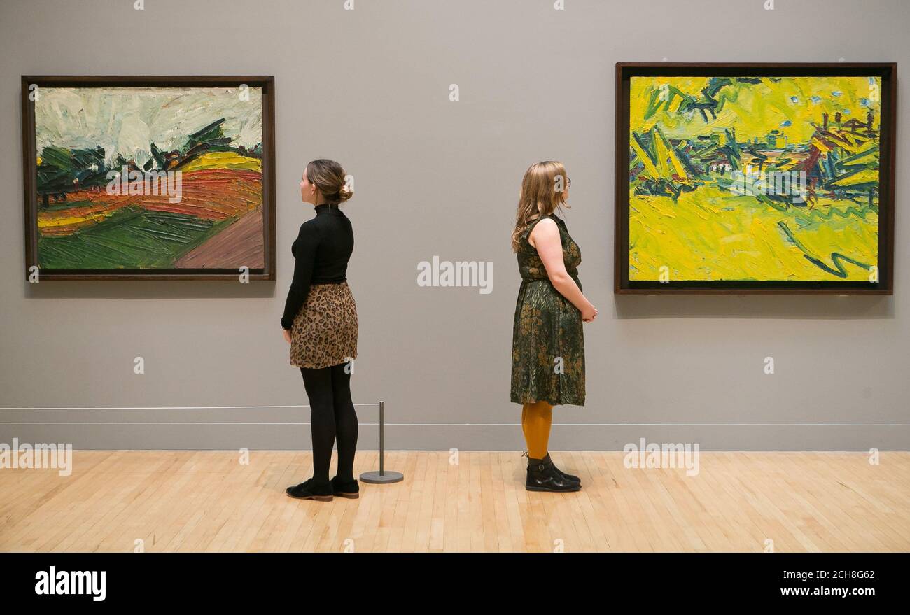 Les employés de la galerie regardent un tableau de Frank Auerbach intitulé « The Origin of the Great Bear », 1967-8 (à droite), et Primrose Hill, 1971 (à gauche), lors d'une photocall pour une nouvelle exposition de l'artiste britannique au Tate Britain à Londres. Banque D'Images