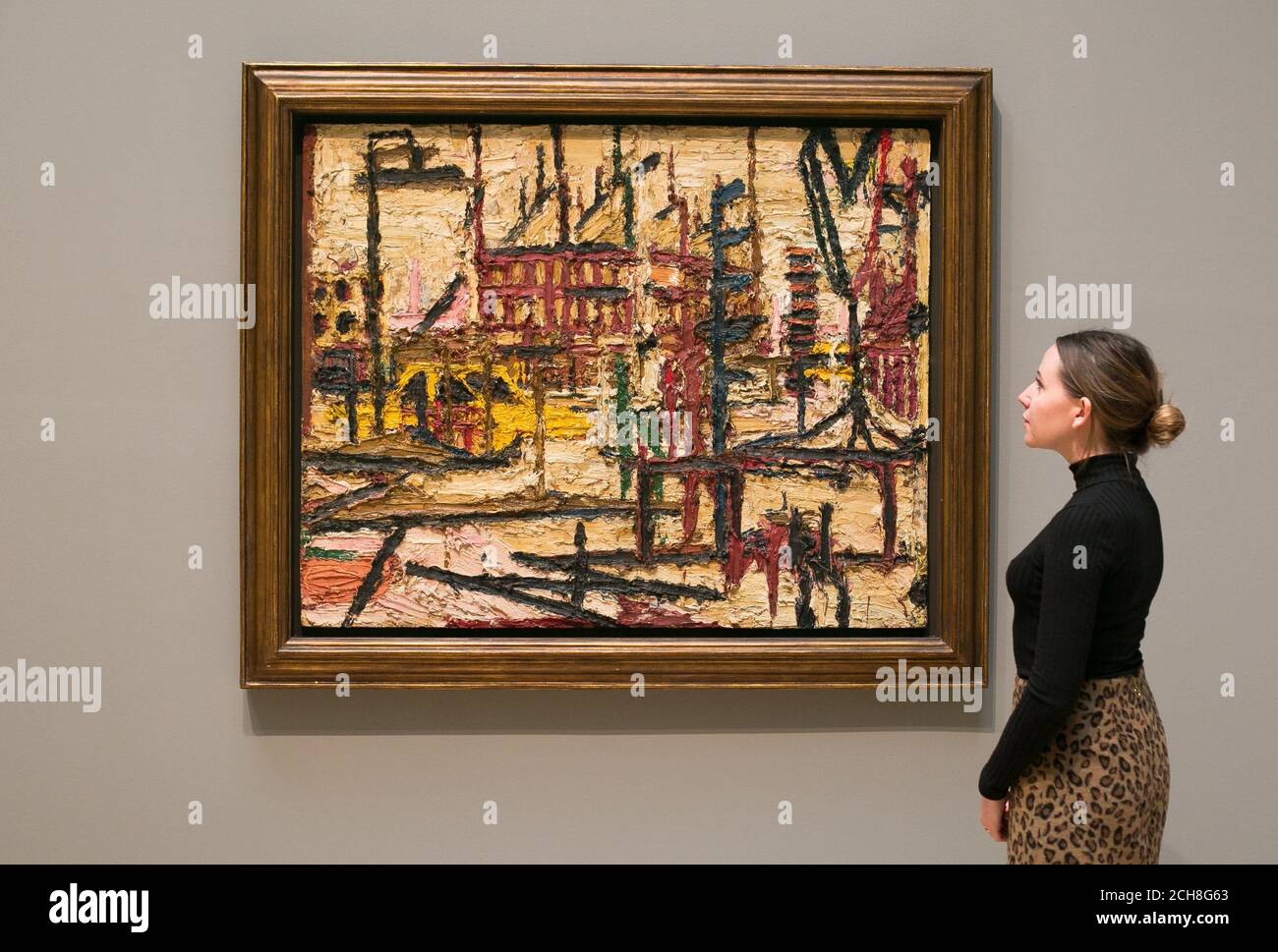Un employé de la galerie regarde un tableau de Frank Auerbach appelé 'Mornington Crescent', 1965, lors d'une photo pour une nouvelle exposition de l'artiste britannique au Tate Britain à Londres. Banque D'Images