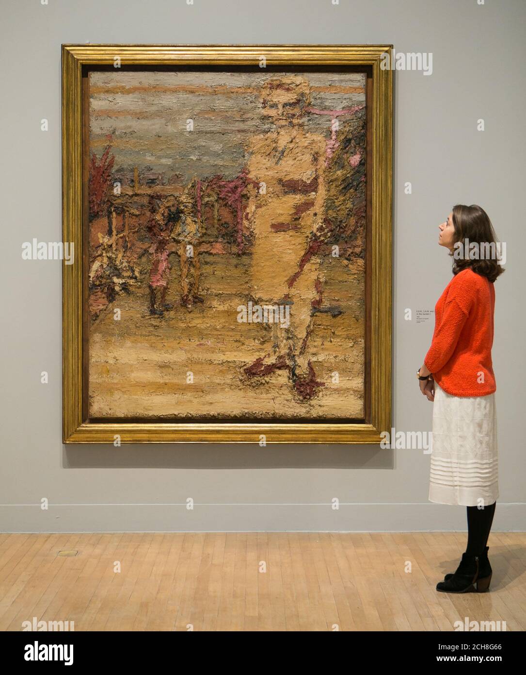 Un employé de la galerie regarde un tableau de Frank Auerbach appelé 'E.O.W., S.A.W, et J.J.W. in the Garden I', 1963, lors d'une photocall pour une nouvelle exposition de l'artiste britannique au Tate Britain à Londres. Banque D'Images