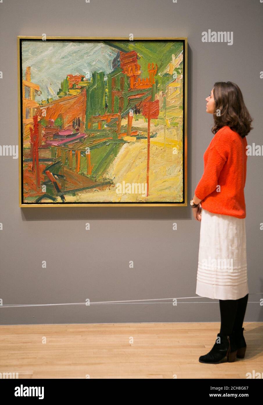 Un employé de la galerie regarde un tableau de Frank Auerbach intitulé « Reregard vers la gare de Mornington Crescent », 1972-4, lors d'une photocall pour une nouvelle exposition de l'artiste britannique au Tate Britain à Londres. Banque D'Images
