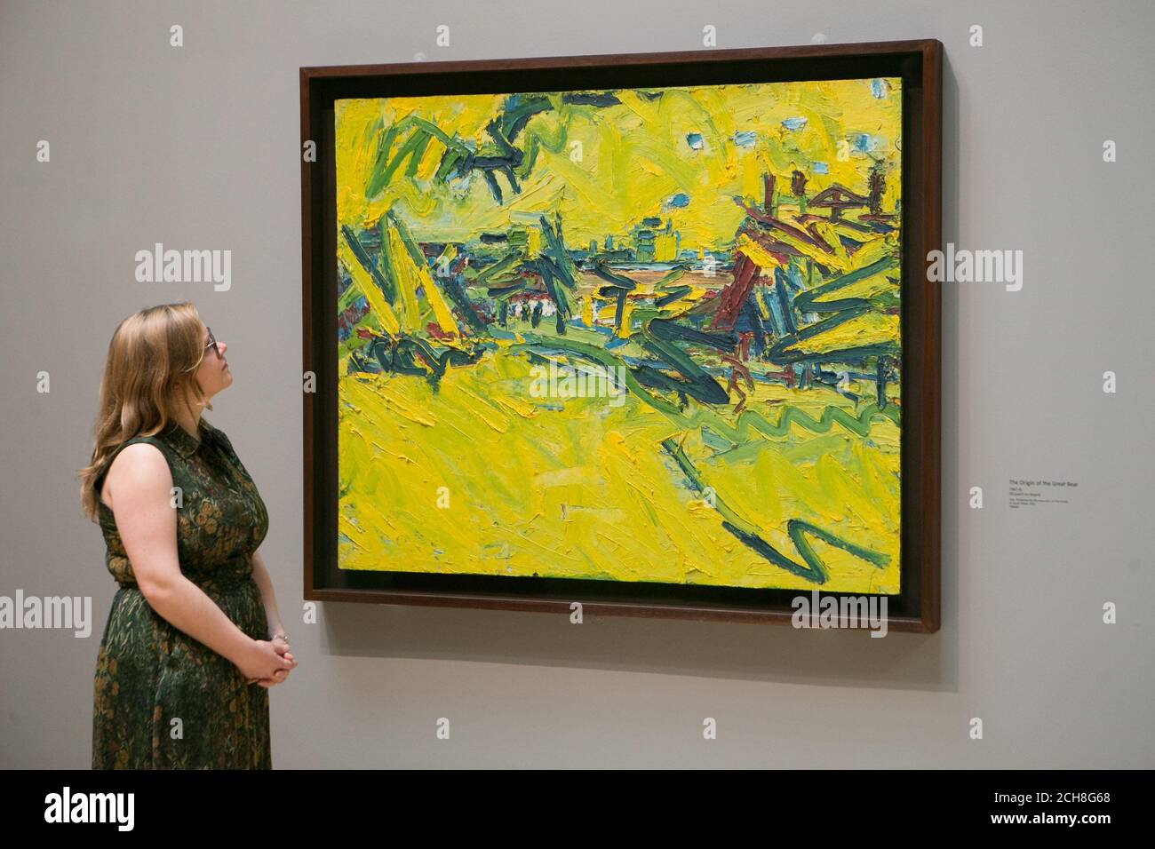 Les employés de la galerie regardent un tableau de Frank Auerbach intitulé « l'origine du Grand Ours », 1967-8, à l'occasion d'une photo pour une nouvelle exposition de l'artiste britannique au Tate Britain à Londres. Banque D'Images