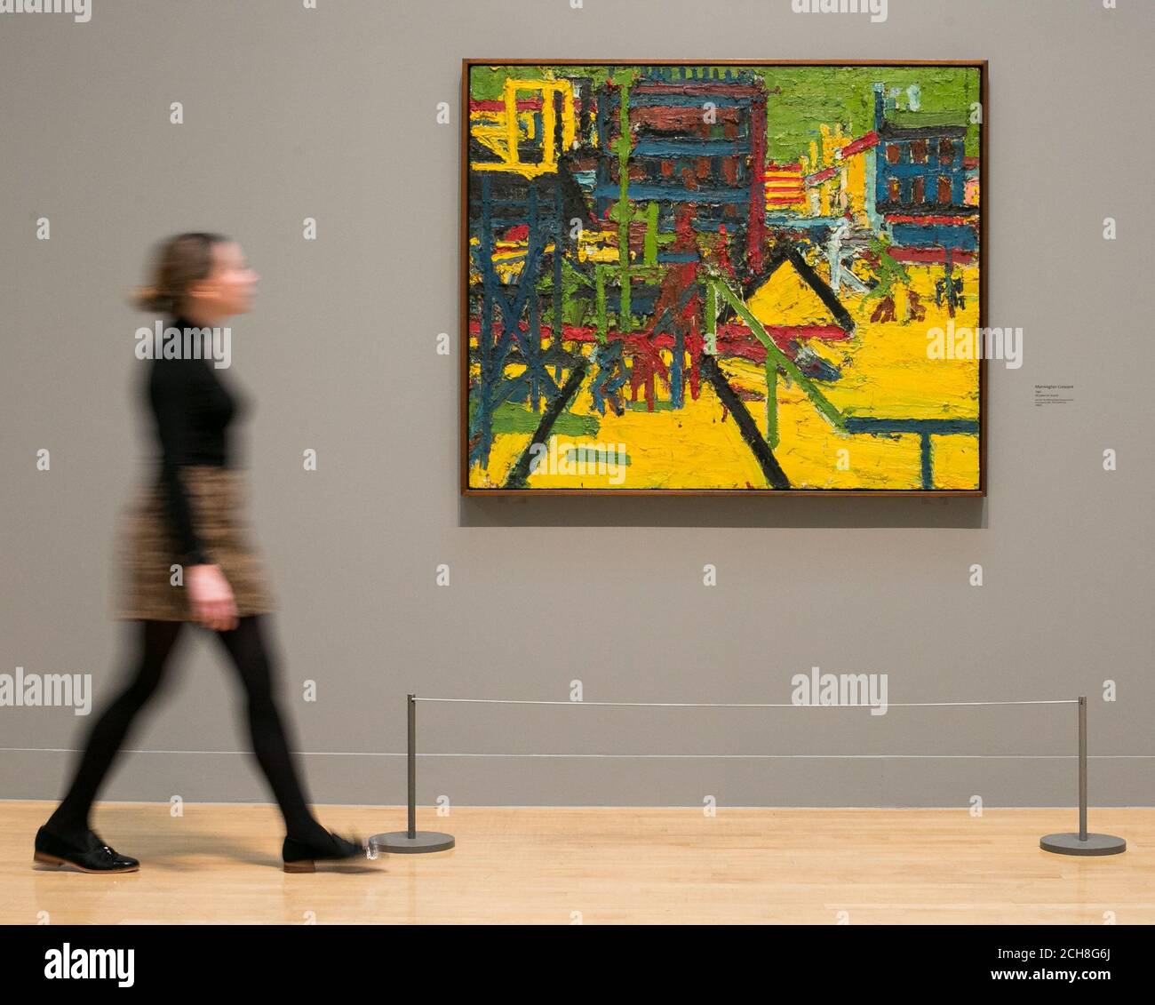 Un employé de la galerie regarde un tableau de Frank Auerbach appelé 'Mornington Crescent', 1967, lors d'une photo pour une nouvelle exposition de l'artiste britannique au Tate Britain à Londres. Banque D'Images