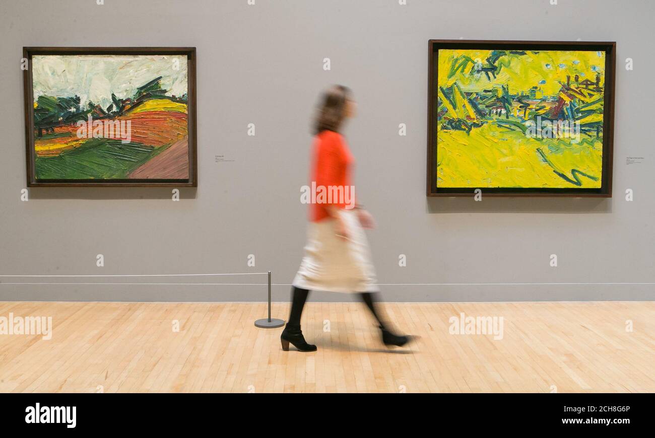 Un employé de la galerie regarde un tableau de Frank Auerbach appelé 'l'origine du Grand Ours', 1967-8 (à droite), et Primrose Hill, 1971 (à gauche), à une photocall pour une nouvelle exposition de l'artiste britannique à la Tate Britain à Londres. Banque D'Images