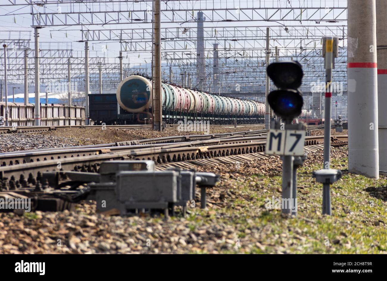 Rails, traverses et trains avec chars à la station de fret ferroviaire de Vladivostok, Russie. Banque D'Images