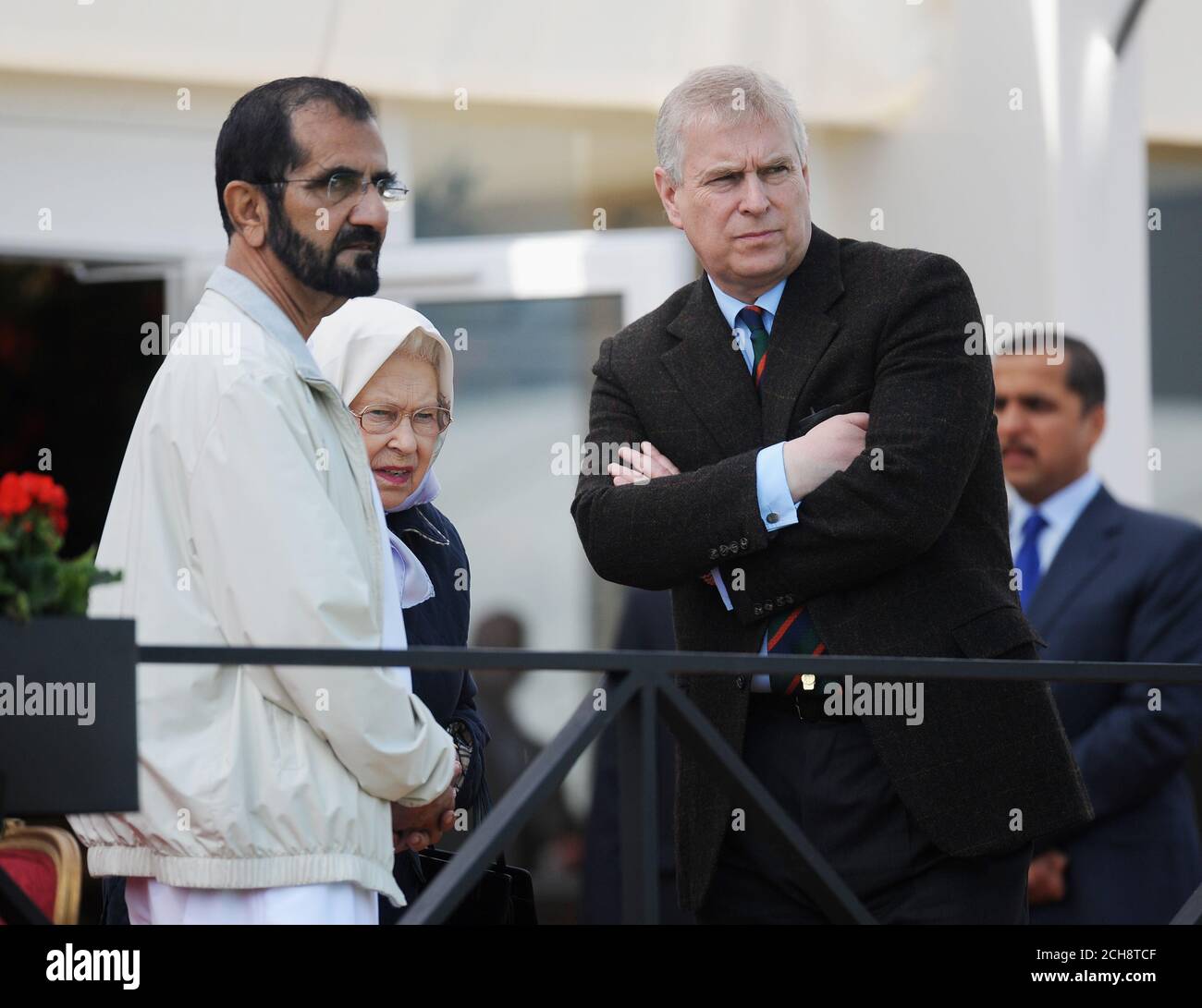 La reine Elizabeth II avec le cheik Mohammed bin Rashed al-Maktoum (à gauche) et le duc de York pendant la troisième journée du Royal Windsor Horse Show, qui a eu lieu dans le domaine du château de Windsor dans le Berkshire. Banque D'Images