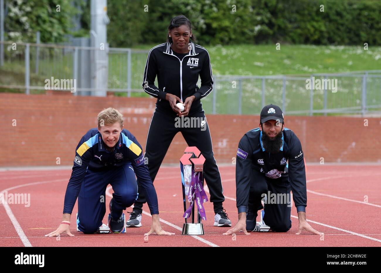 Joe Root (à gauche), Perri Shakes-Drayton (au centre) et Moeen Ali lors du lancement du Blast T20 à l'Université Loughborough, Louoghborough. APPUYEZ SUR ASSOCIATION photo. Date de la photo: Vendredi 13 mai 2016. Voir PA Story CRICKET T20. Le crédit photo devrait se lire comme suit : Simon Cooper/PA Wire. Banque D'Images