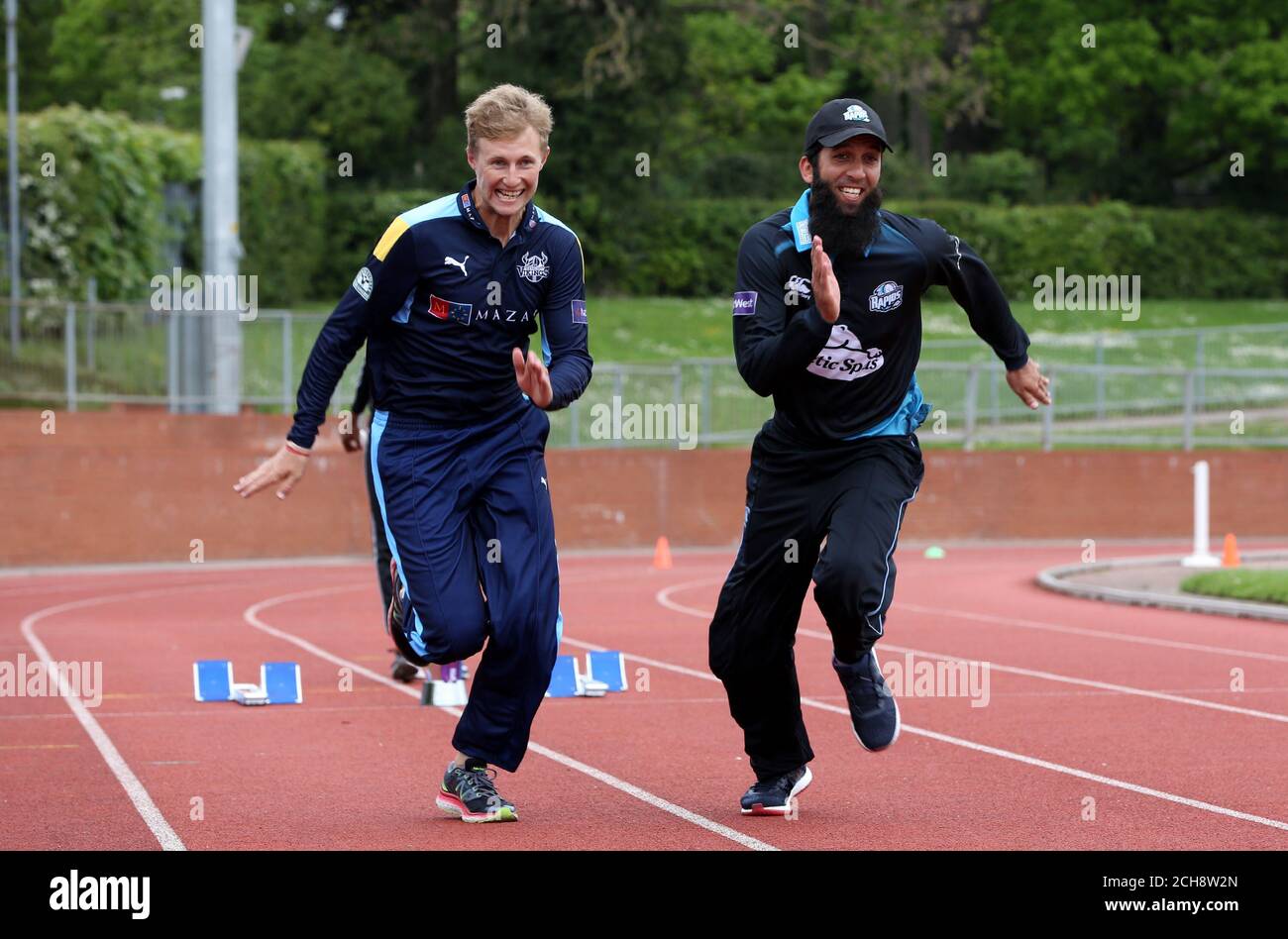 Joe Root (à gauche) et Moeen Ali ont une course de sprint pendant le lancement de la T20 Blast à l'Université Loughborough, Louoghborough. Banque D'Images