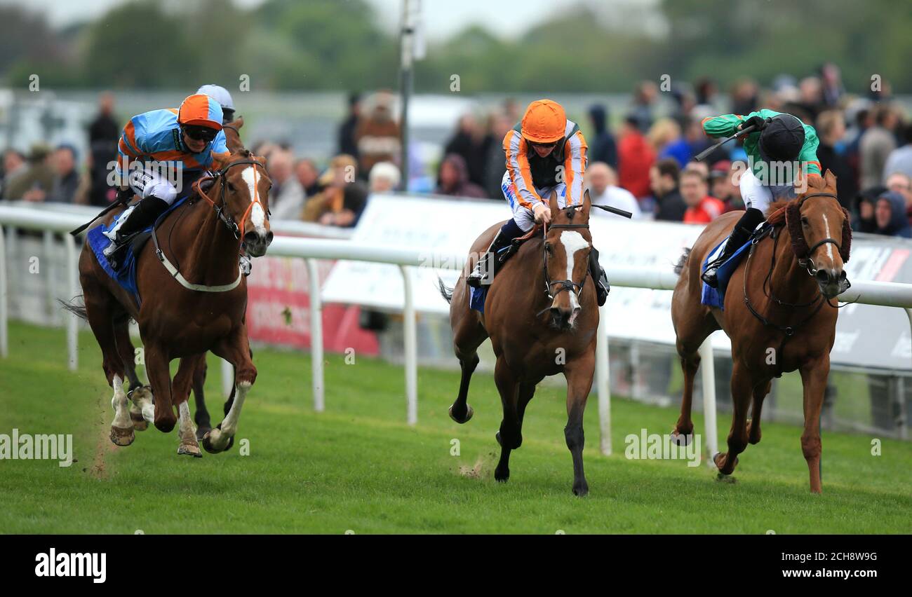 Lil Sophella, criblé de Jack Garrity (à gauche), remporte le concours de l'EBF Sallions Breeding Winners Frank Whittle Partnership Filliess' Handicap au cours de la troisième journée du Dante Festival à l'hippodrome de York. Banque D'Images
