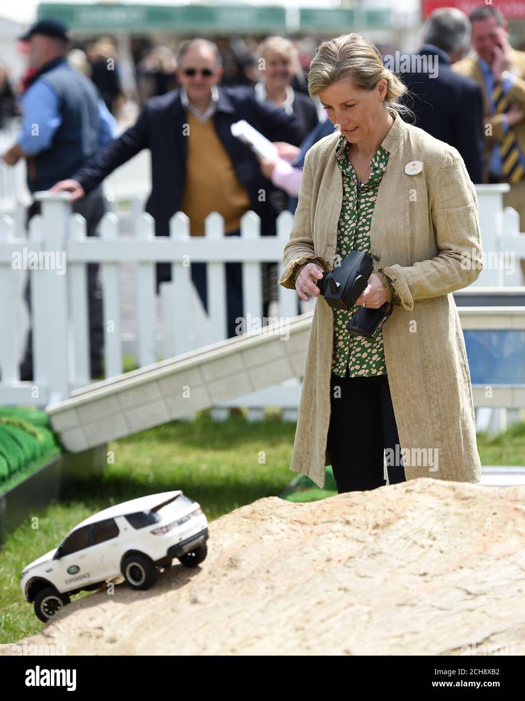 La comtesse de Wessex conduit une voiture Land Rover à télécommande, alors qu'elle assiste au quatrième jour du Royal Windsor Horse Show, qui se tient dans le domaine du château de Windsor dans le Berkshire. Banque D'Images