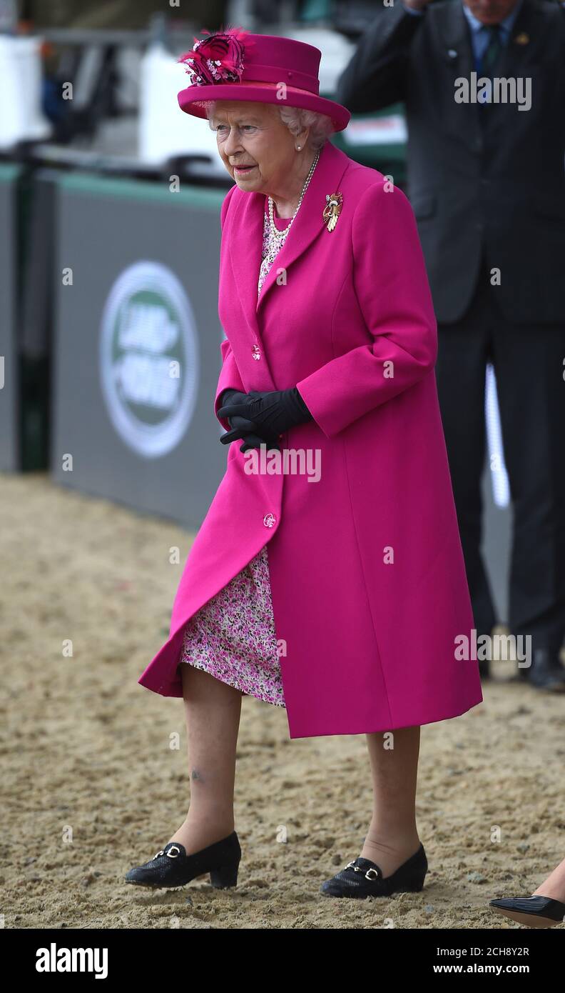 La reine Elizabeth II assiste au quatrième jour du Royal Windsor Horse Show, qui se tient dans le domaine du château de Windsor dans le Berkshire. Banque D'Images