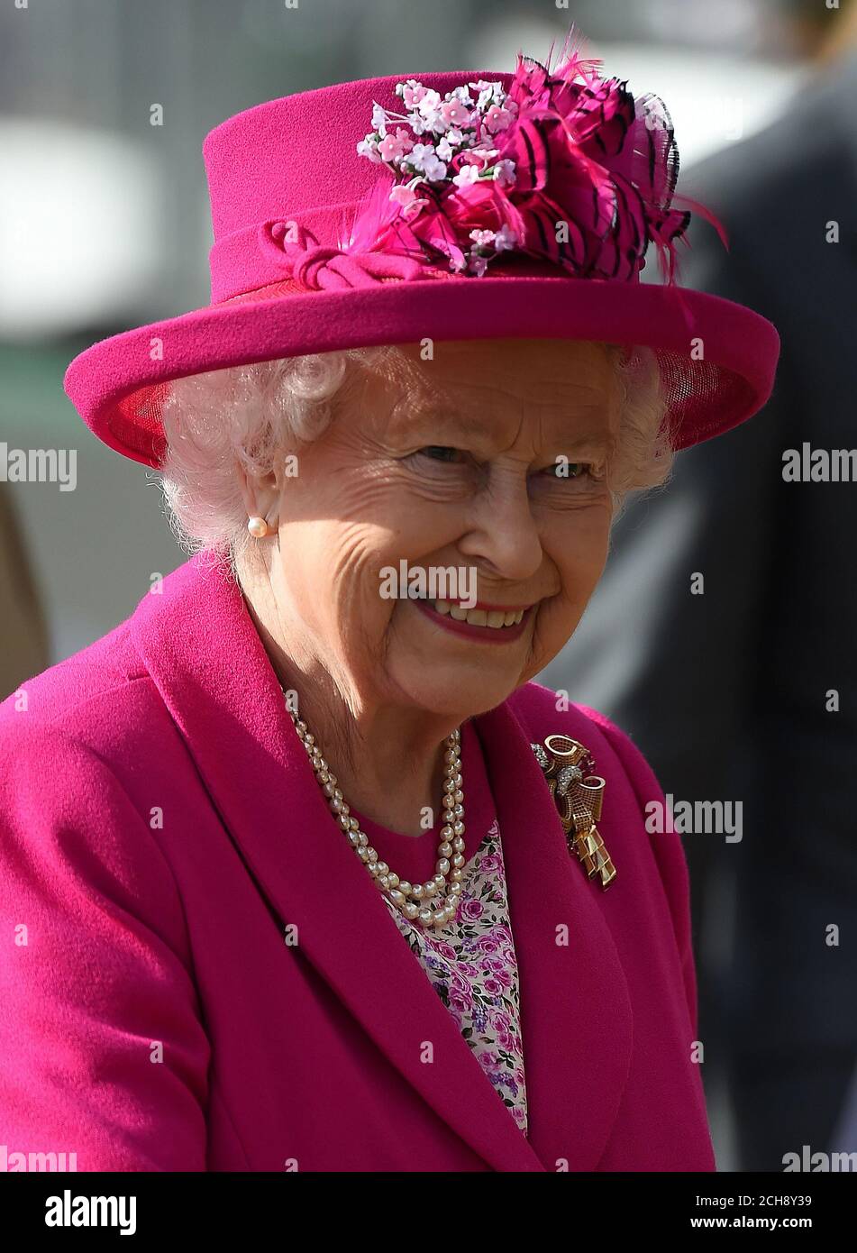 La reine Elizabeth II assiste au quatrième jour du Royal Windsor Horse Show, qui se tient dans le domaine du château de Windsor dans le Berkshire. Banque D'Images