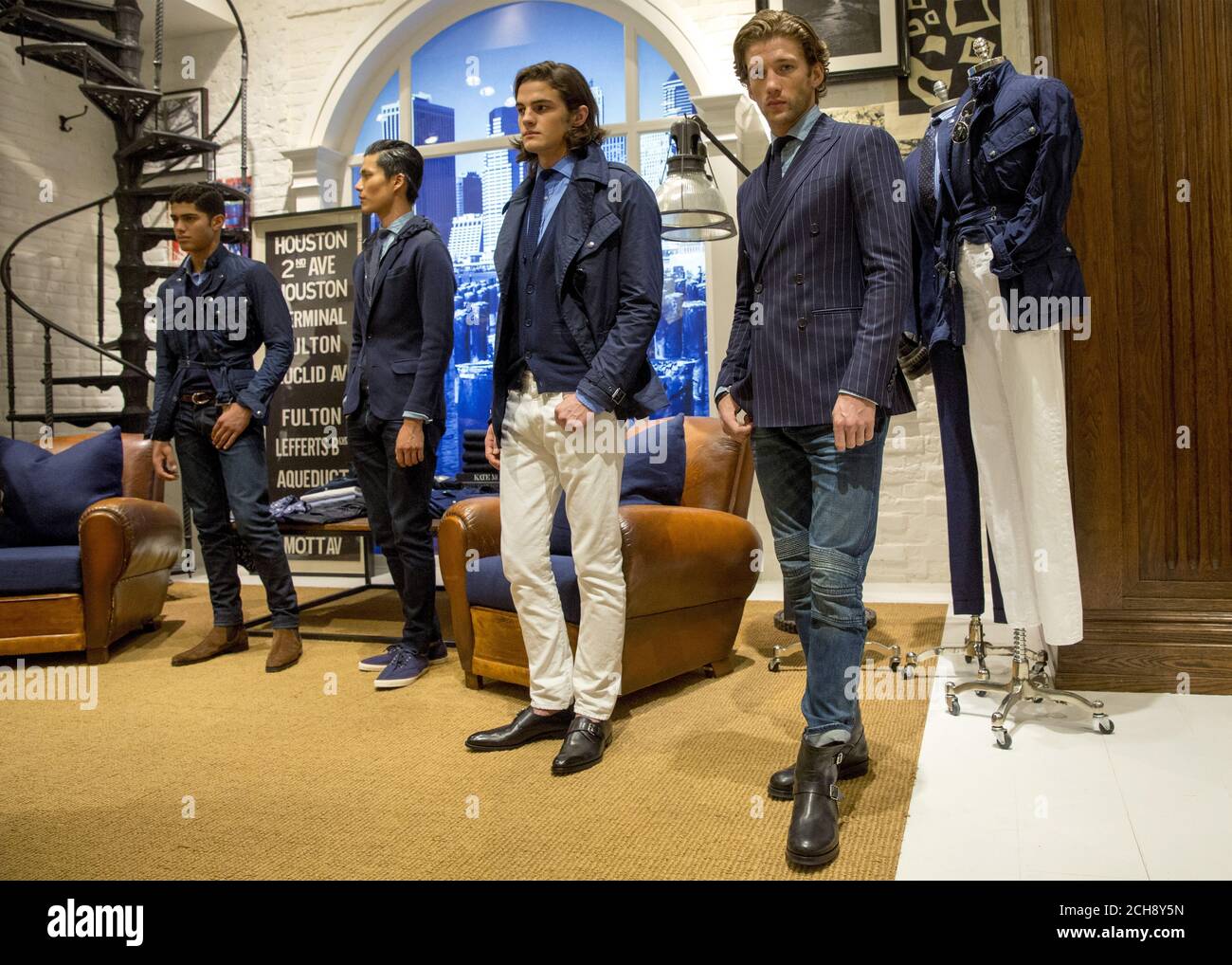 Les modèles présentent des créations pour le Polo du printemps 2016 Ralph  Lauren lors de la semaine de la mode pour hommes, à New York, le 16 juillet  2015. REUTERS/Brendan McDermid Photo