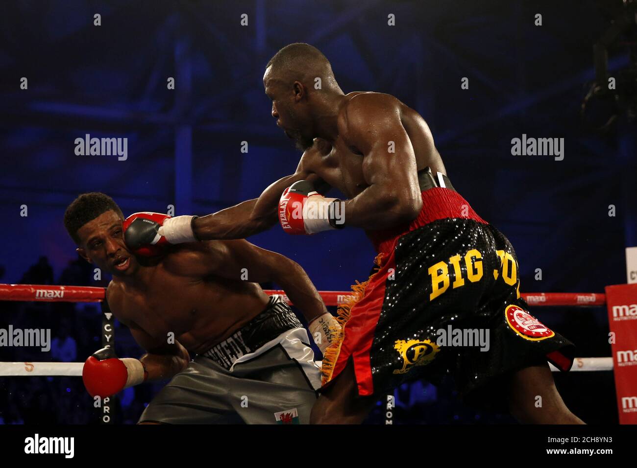 Craig Kennedy (à gauche) en action contre Joel Tambwe Djeko dans leur combat international de poids-croisière IBF à l'Ice Arena Wales, Cardiff. Banque D'Images