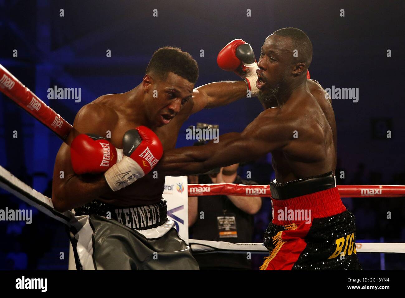 Craig Kennedy (à gauche) en action contre Joel Tambwe Djeko dans leur combat international de poids-croisière IBF à l'Ice Arena Wales, Cardiff. Banque D'Images