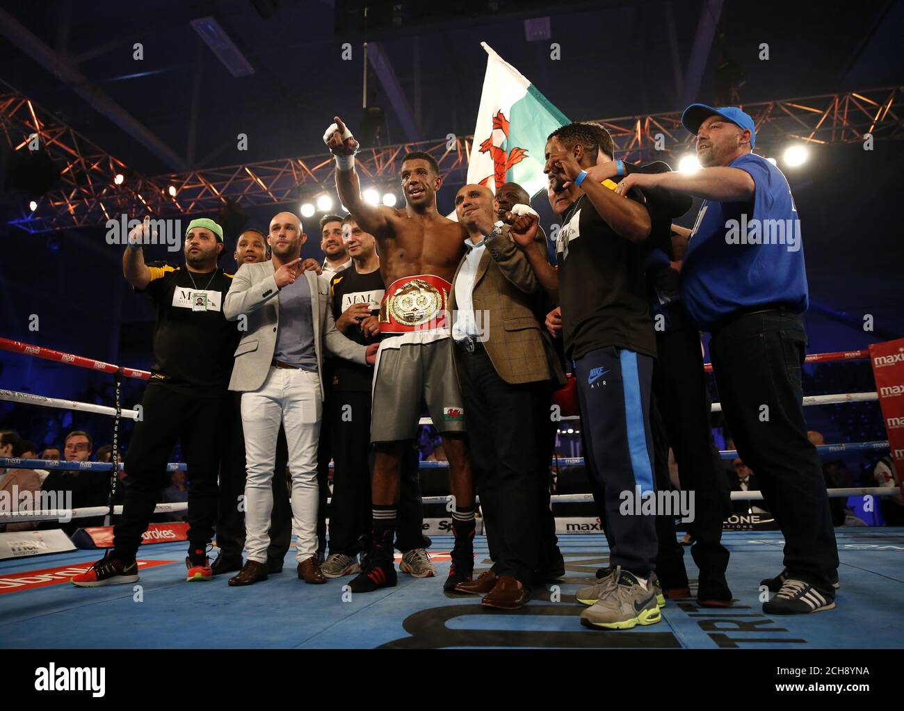 Craig Kennedy et son équipe célèbrent le combat contre Joel Tambwe Djeko dans leur combat international de poids-croisière IBF à l'Ice Arena Wales, Cardiff. Banque D'Images