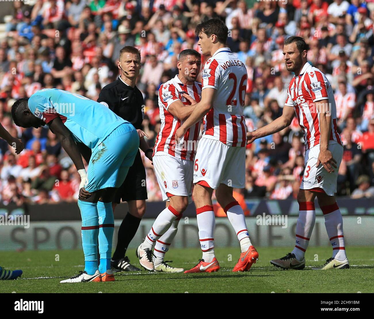 Marko Arnautovic, de la ville de Stoke, éloigne son coéquipier Philipp Wollscheid de l'arbitre Mike Jones lors du match de la Barclays Premier League au stade Britannia, Stoke-on-Trent. APPUYEZ SUR ASSOCIATION photo. Date de la photo: Dimanche 15 mai 2016. Voir PA Story FOOTBALL Stoke. Le crédit photo devrait se lire comme suit : Tim Goode/PA Wire. RESTRICTIONS : UTILISATION ÉDITORIALE UNIQUEMENT utilisation non autorisée avec des fichiers audio, vidéo, données, listes de présentoirs, logos de clubs/ligue ou services « en direct ». Utilisation en ligne limitée à 75 images, pas d'émulation vidéo. Aucune utilisation dans les Paris, les jeux ou les publications de club/ligue/joueur unique. Banque D'Images