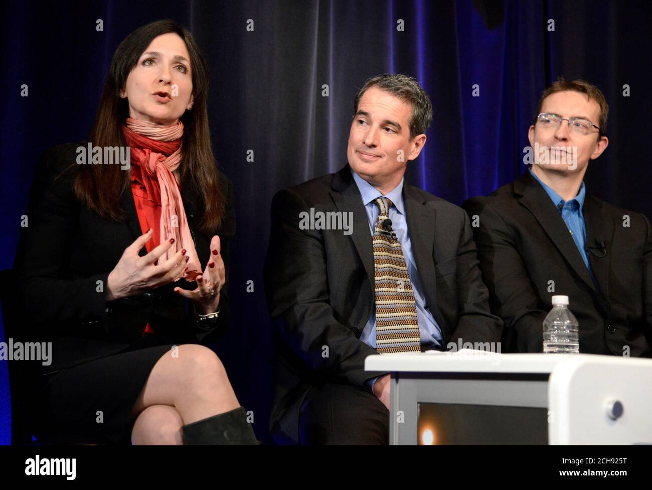 MIT Professeur de sciences et de physique planétaires Sara Seager (L) fait des remarques en tant que Sean Carey du Spitzer Science Center (C) de la NASA et l'astronome Michael Gillon de l'Université de Liège (Belgique) écoutent lors d'une conférence de presse, pour présenter de nouvelles découvertes sur des exoplanètes, des planètes qui orbitent des étoiles autres que le soleil de la Terre, à Washington, États-Unis, 22 février 2017. REUTERS/Mike Theiler Banque D'Images