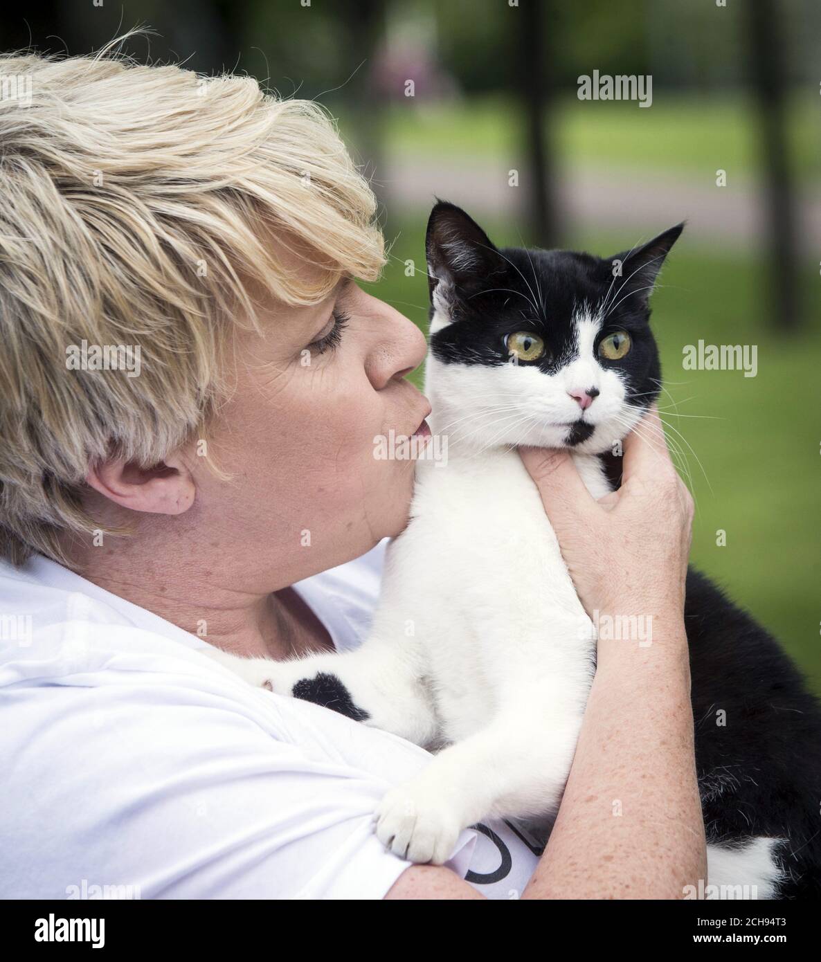 Elaine Boyle avec son chat Fizz, qui a eu une de ses pattes arrière après qu'elle a été blessée par un culot d'une arme à feu, alors que la SPCA écossaise a Uni ses forces avec le gouvernement écossais pour faire campagne et sensibiliser à la nouvelle législation sur les armes aériennes. APPUYEZ SUR ASSOCIATION photo. Date de la photo: Mardi 17 mai 2016. Les personnes qui possèdent ou utilisent une arme aérienne devront disposer d'un certificat lorsque les nouvelles règles visant à resserrer l'accès aux armes aériennes, introduites dans la loi de 2015 sur les armes aériennes et les licences (Écosse), entreront en vigueur à compter du 31 décembre 2016. APPUYEZ SUR ASSOCIATION photo. Date de la photo: Mardi 17 mai 2016. P Banque D'Images