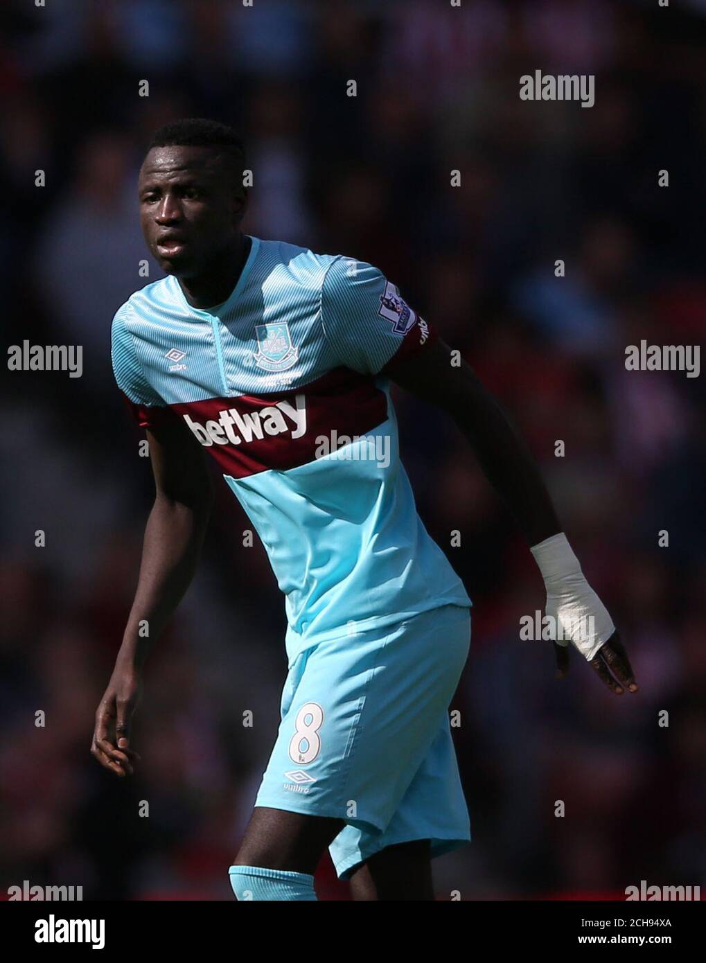 Le Cheikhou Kouyate de West Ham United lors du match de la Barclays Premier League au stade Britannia, Stoke-on-Trent. APPUYEZ SUR ASSOCIATION photo. Date de la photo: Dimanche 15 mai 2016. Voir PA Story FOOTBALL Stoke. Le crédit photo devrait se lire comme suit : Tim Goode/PA Wire. RESTRICTIONS : UTILISATION ÉDITORIALE UNIQUEMENT utilisation non autorisée avec des fichiers audio, vidéo, données, listes de présentoirs, logos de clubs/ligue ou services « en direct ». Utilisation en ligne limitée à 75 images, pas d'émulation vidéo. Aucune utilisation dans les Paris, les jeux ou les publications de club/ligue/joueur unique. Banque D'Images