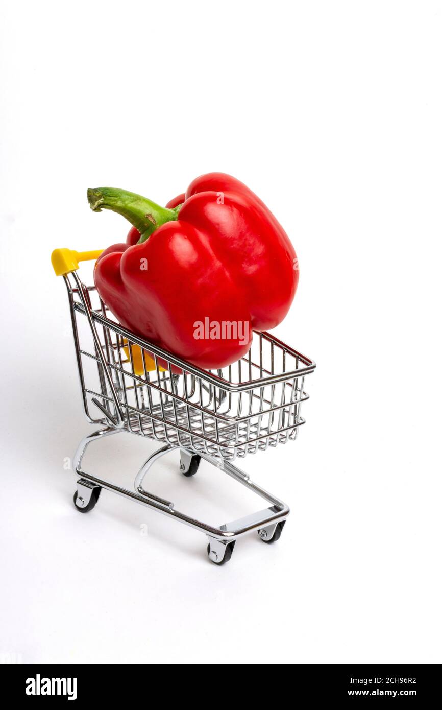 Poivron rouge frais dans un petit panier sur un fond simple pour le concept d'épicerie Banque D'Images