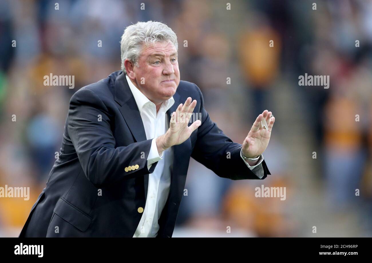 Steve Bruce, directeur de Hull City, calme les joueurs pendant le championnat Sky Bet, deuxième match de la jambe au KC Stadium de Hull. APPUYEZ SUR ASSOCIATION photo. Date de la photo: Mardi 17 mai 2016. Voir PA Story SOCCER Hull. Le crédit photo devrait se lire comme suit : Richard Sellers/PA Wire. RESTRICTIONS : aucune utilisation avec des fichiers audio, vidéo, données, listes de présentoirs, logos de clubs/ligue ou services « en direct » non autorisés. Utilisation en ligne limitée à 75 images, pas d'émulation vidéo. Pas d'utilisation dans les Paris, les jeux ou les publications d'un seul club/ligue/joueur.pendant le match du championnat de pari de ciel, deuxième match de jambe au KC S. Banque D'Images