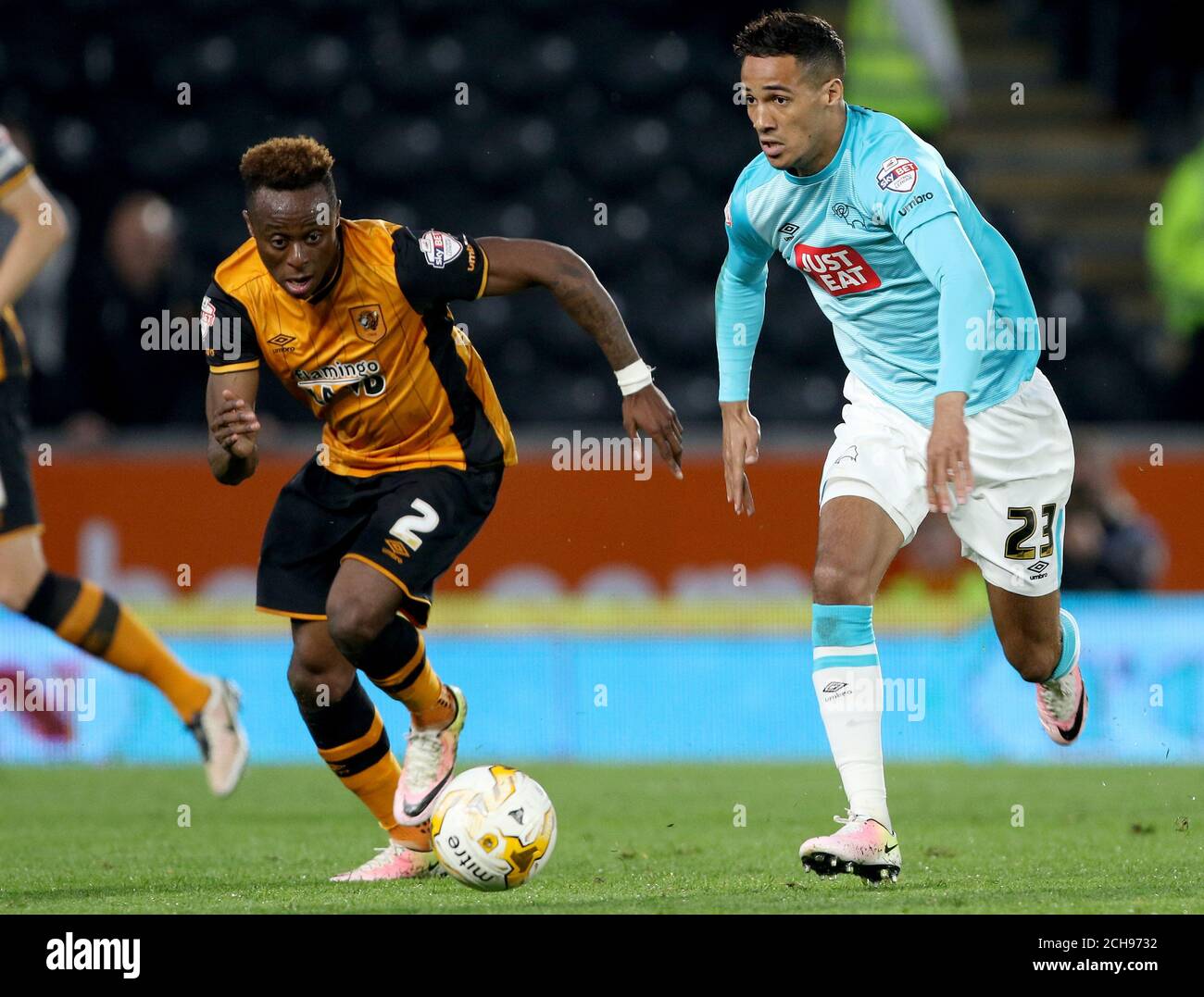 Tom Ince du comté de Derby, à droite et Moses Odubajo de Hull City en action pendant le championnat Sky Bet, deuxième match de jambe au KC Stadium, Hull. Banque D'Images