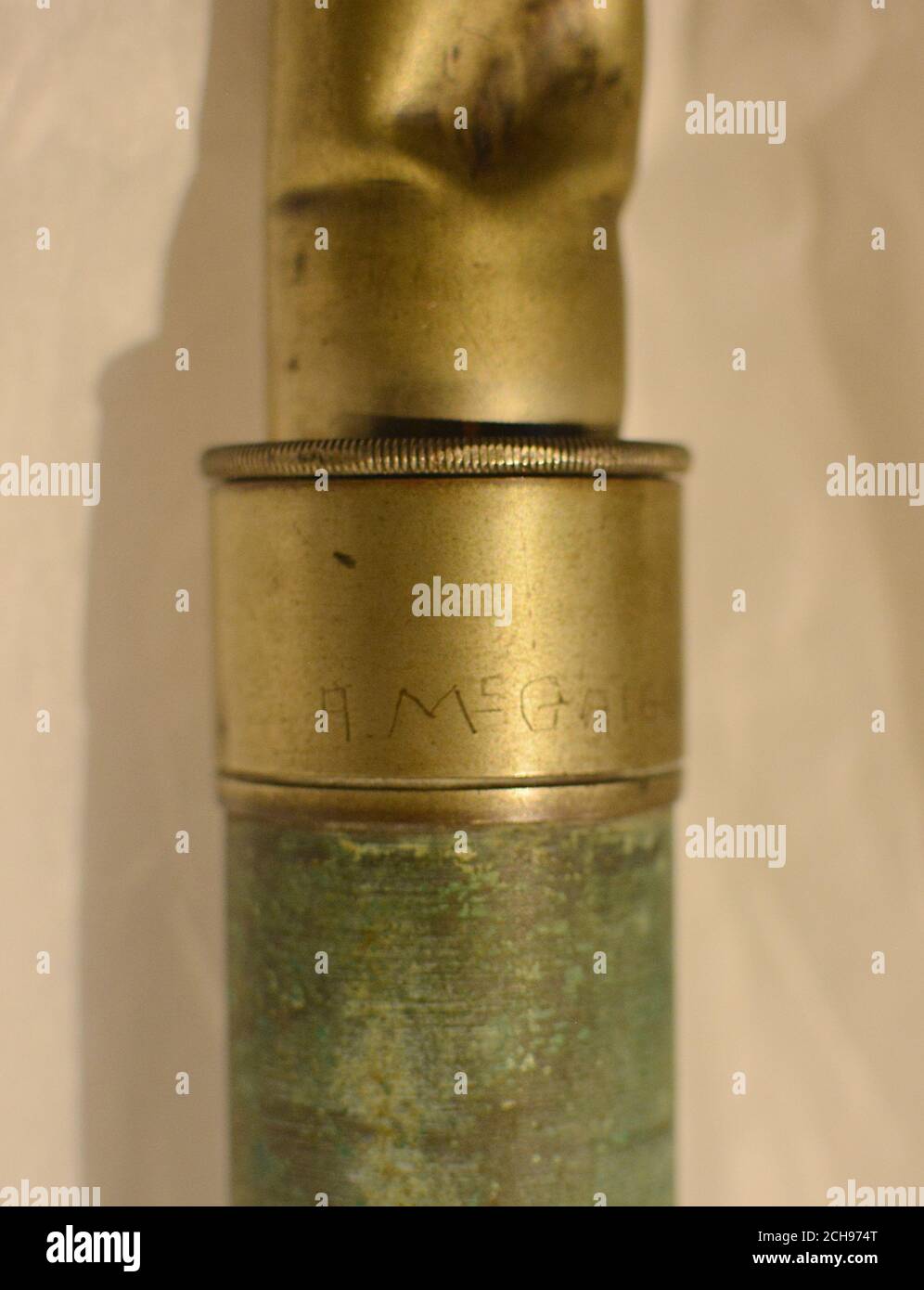 Le télescope qui a sauvé la vie du lieutenant Rhoderick McGrigor à la bataille de Jutland, qui fait partie des objets d'une nouvelle exposition pour marquer le centenaire de la plus grande bataille navale de l'histoire, au Musée national de la Marine royale de Portsmouth. Banque D'Images