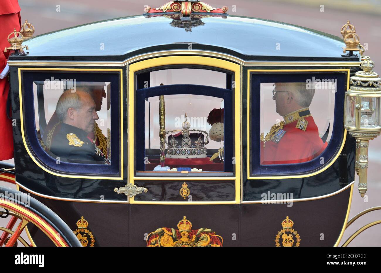 La couronne d'État impériale de la reine Elizabeth II quitte Buckingham Palace, Londres, avant l'ouverture de l'État du Parlement. Banque D'Images