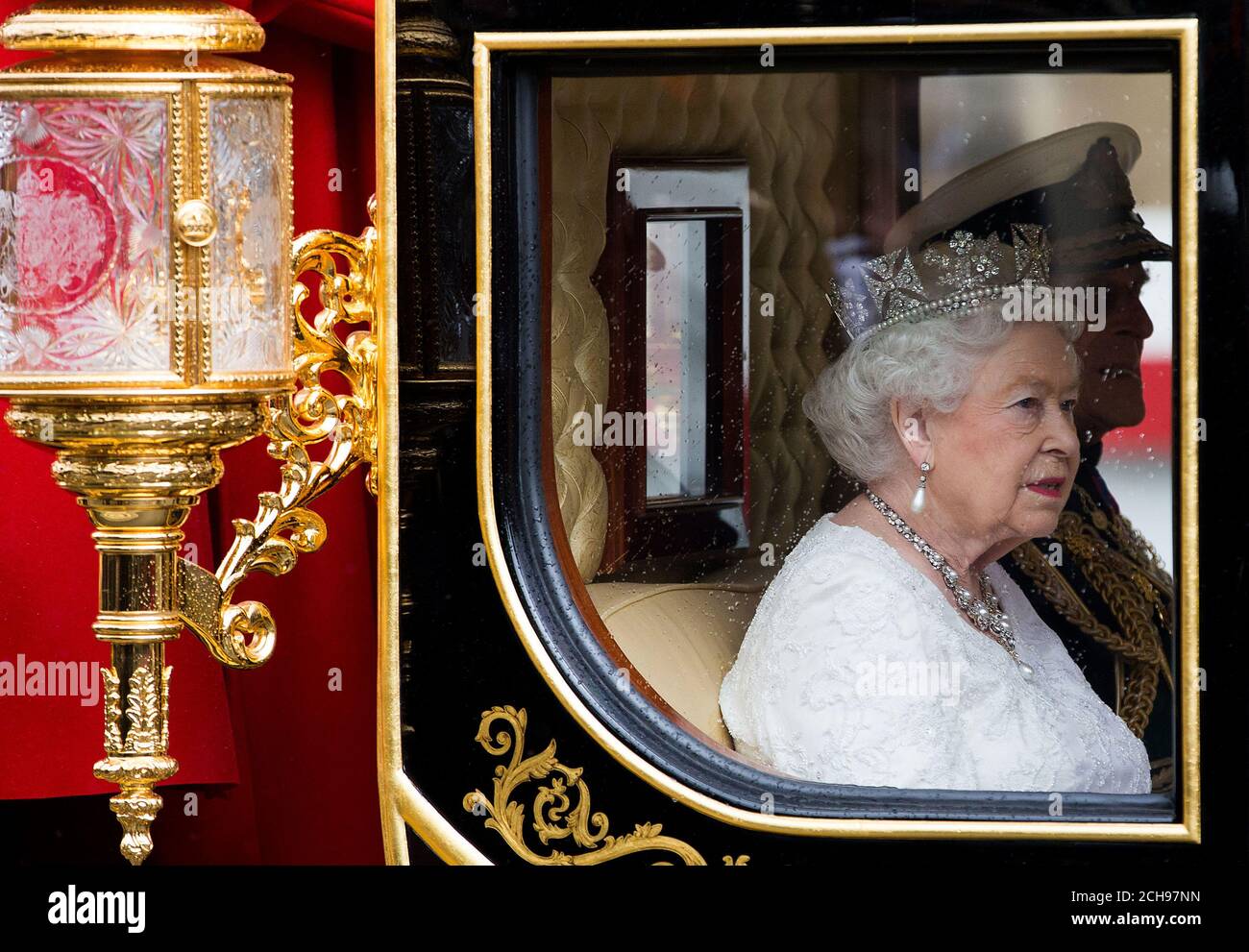 La reine Elizabeth II et le duc d'Édimbourg se rendent aux chambres du Parlement dans l'autocar d'État du Jubilé de diamant pour l'ouverture d'État du Parlement, à la Chambre des Lords au Palais de Westminster à Londres. Banque D'Images