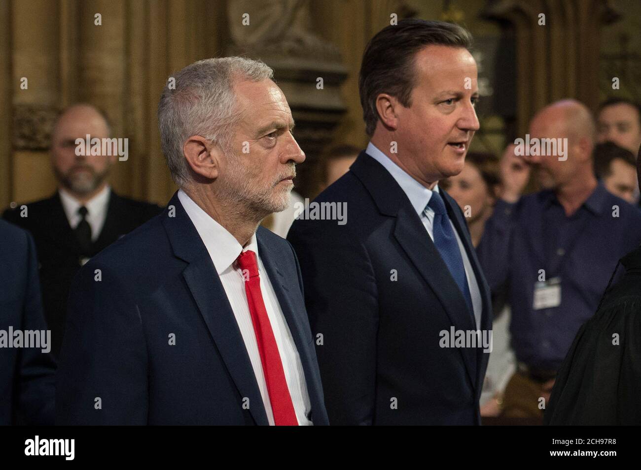 Le Premier ministre David Cameron et le leader travailliste Jeremy Corbyn passent par le lobby central l'ouverture d'État du Parlement au Palais de Westminster à Londres. Banque D'Images