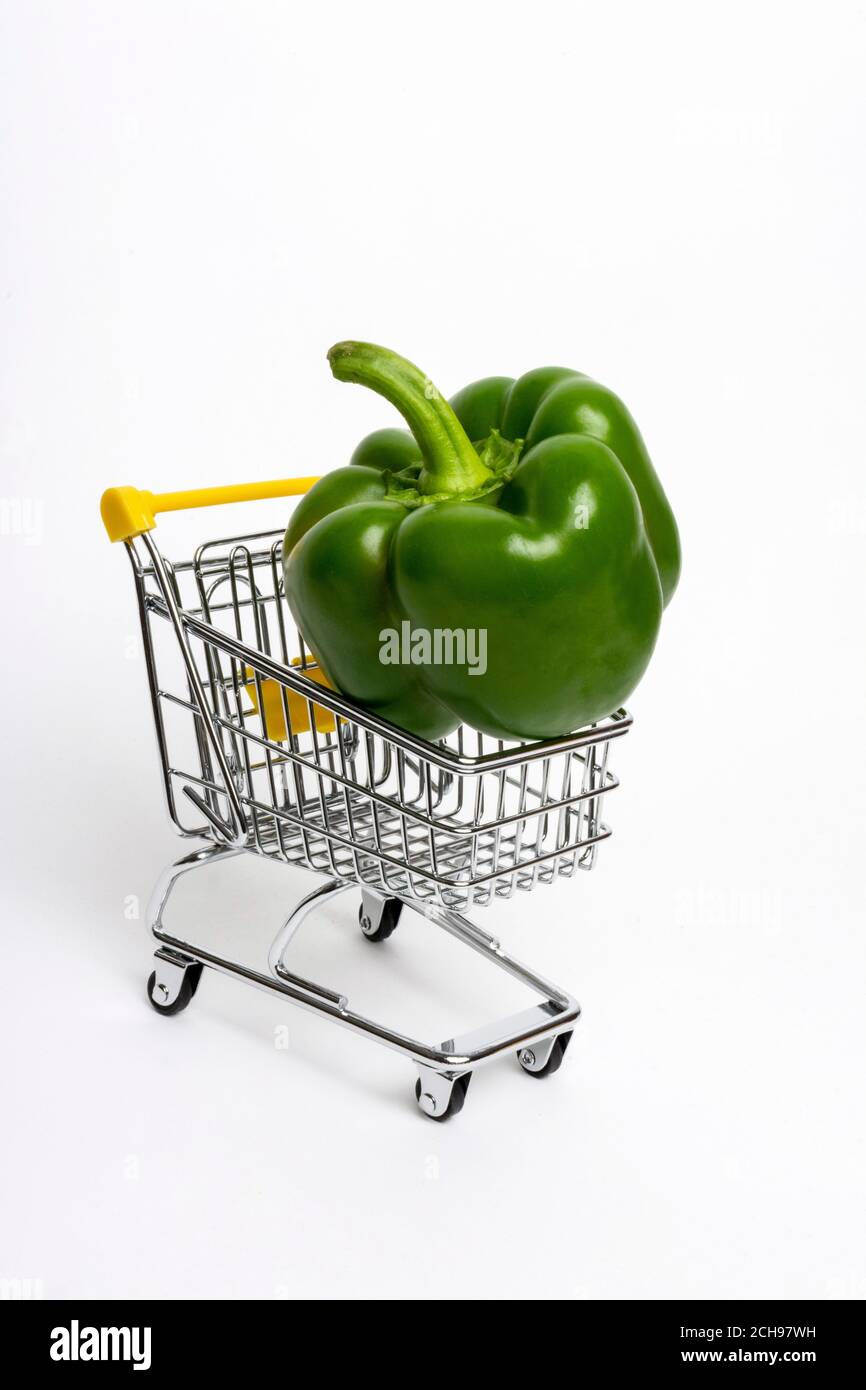 Le poivron vert frais se trouve dans un panier, prêt pour les courses dans un marché local Banque D'Images