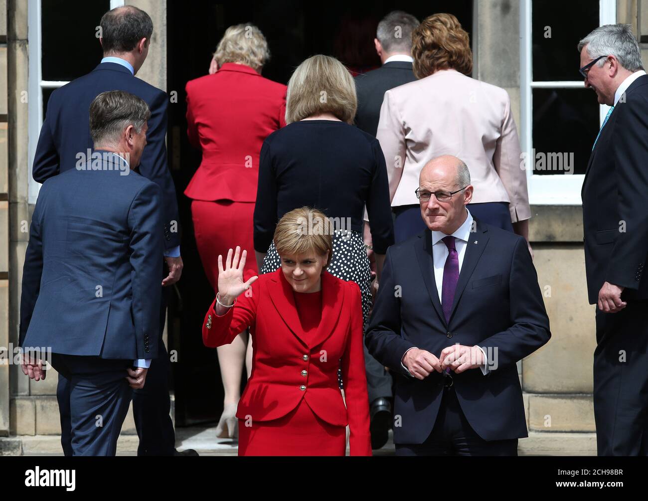 Première ministre Nicola Sturgeon avec le premier ministre adjoint et secrétaire du Cabinet à l'éducation John Swinney à l'extérieur de Bute House à Édimbourg. Banque D'Images