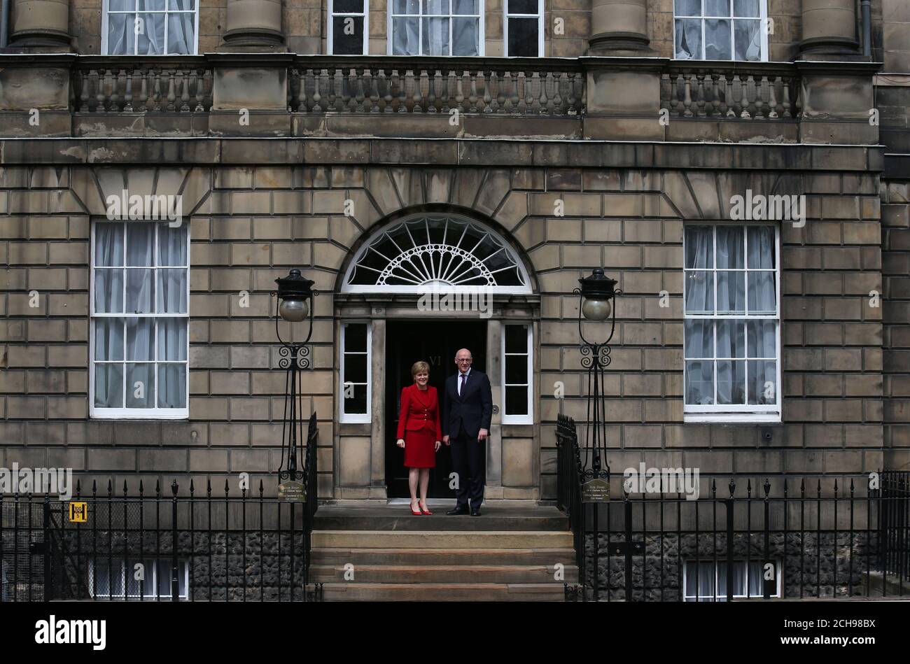 Première ministre Nicola Sturgeon avec le premier ministre adjoint et secrétaire du Cabinet à l'éducation John Swinney à l'extérieur de Bute House à Édimbourg. Banque D'Images