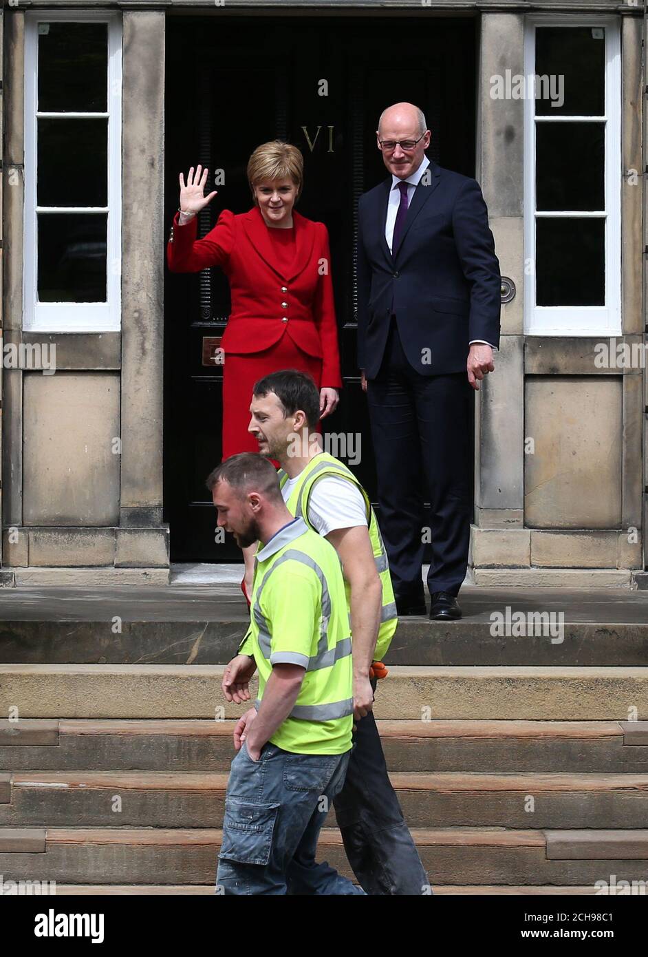 Première ministre Nicola Sturgeon avec le premier ministre adjoint et secrétaire du Cabinet à l'éducation John Swinney à l'extérieur de Bute House à Édimbourg. Banque D'Images