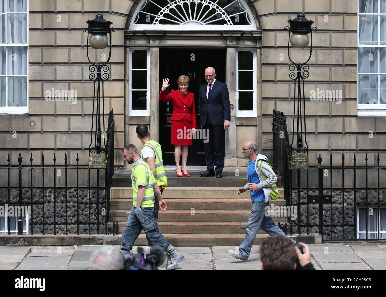 Première ministre Nicola Sturgeon avec le premier ministre adjoint et secrétaire du Cabinet à l'éducation John Swinney à l'extérieur de Bute House à Édimbourg. Banque D'Images