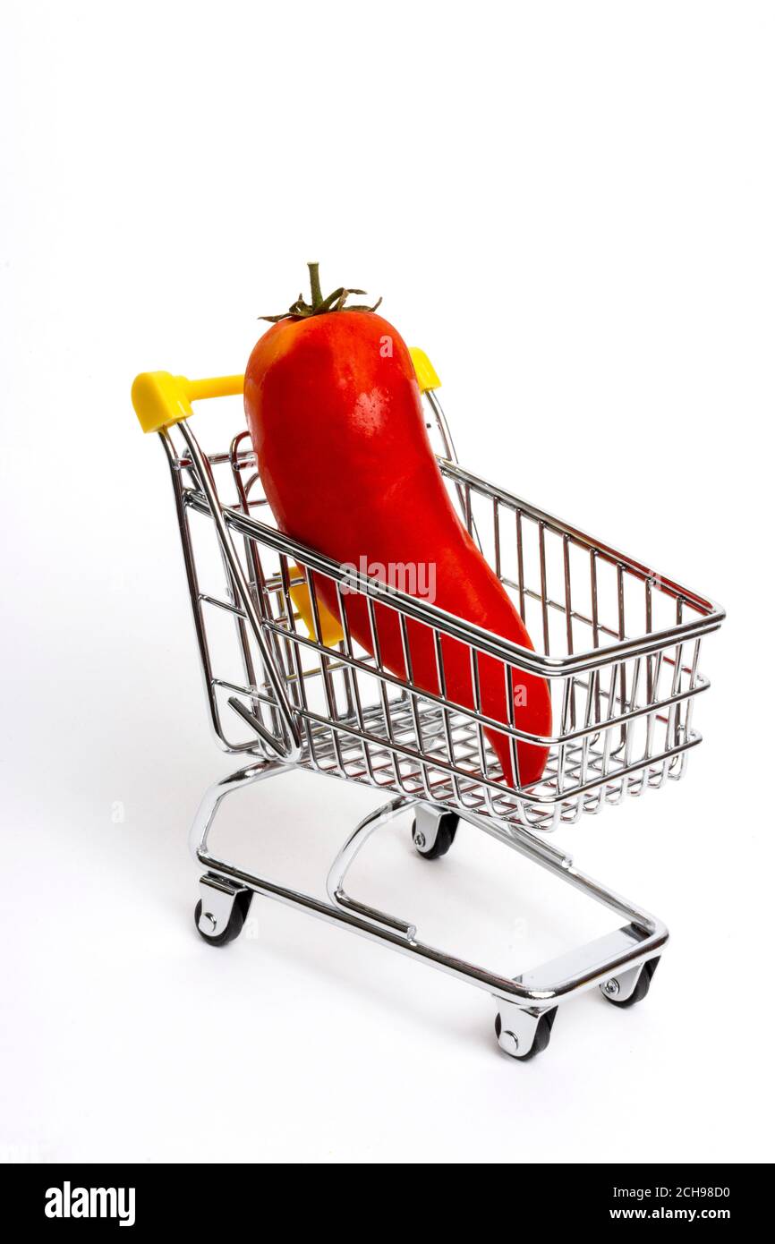 Panier avec poivron rouge exposé dans un cadre minimaliste idéal pour les thèmes d'épicerie Banque D'Images