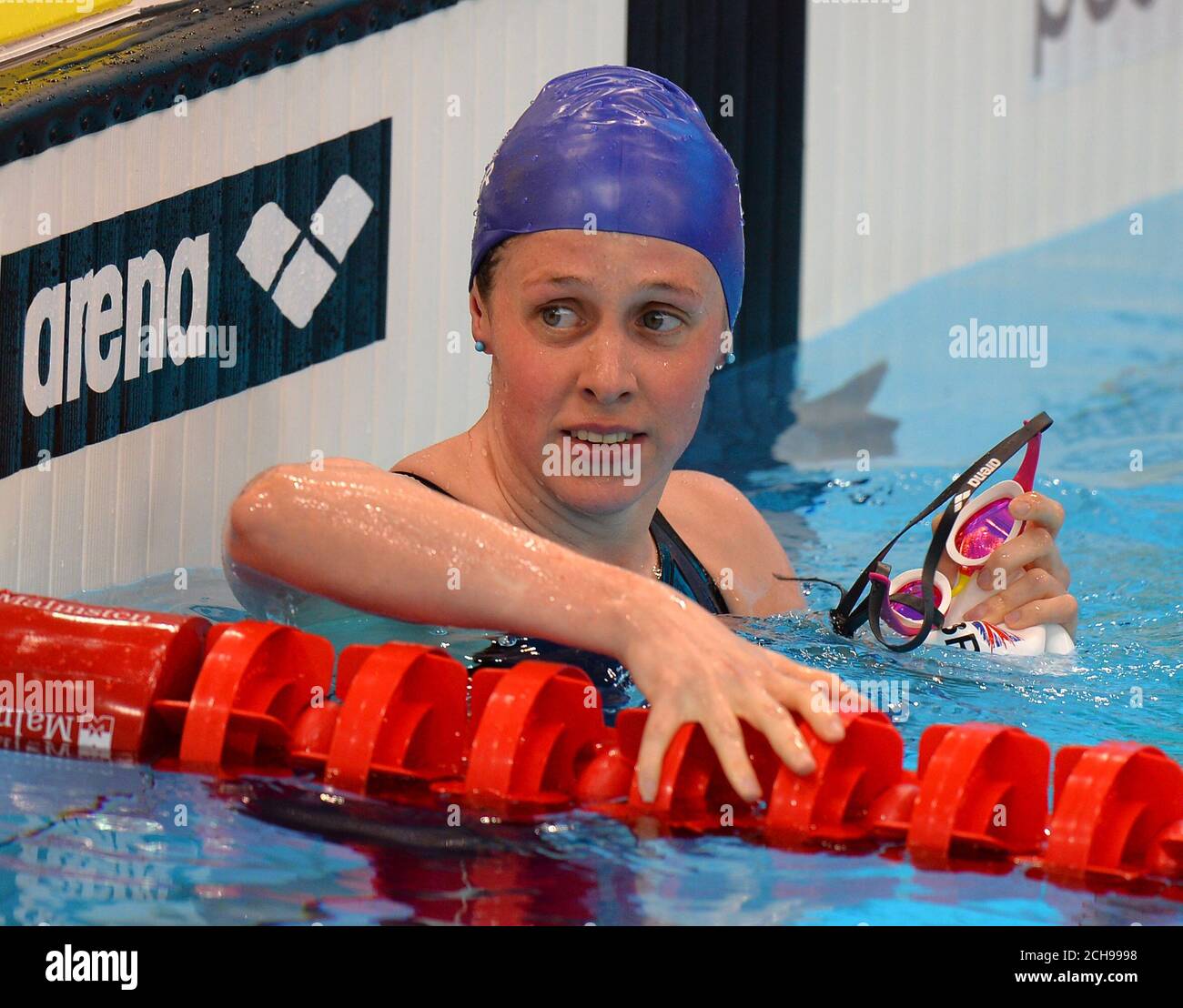 Hannah Miley, en Grande-Bretagne, après avoir terminé sa demi-finale féminine Medley de 200 m pendant le dixième jour des championnats d'athlétisme européens au London Aquatics Centre, à Stratford. Banque D'Images