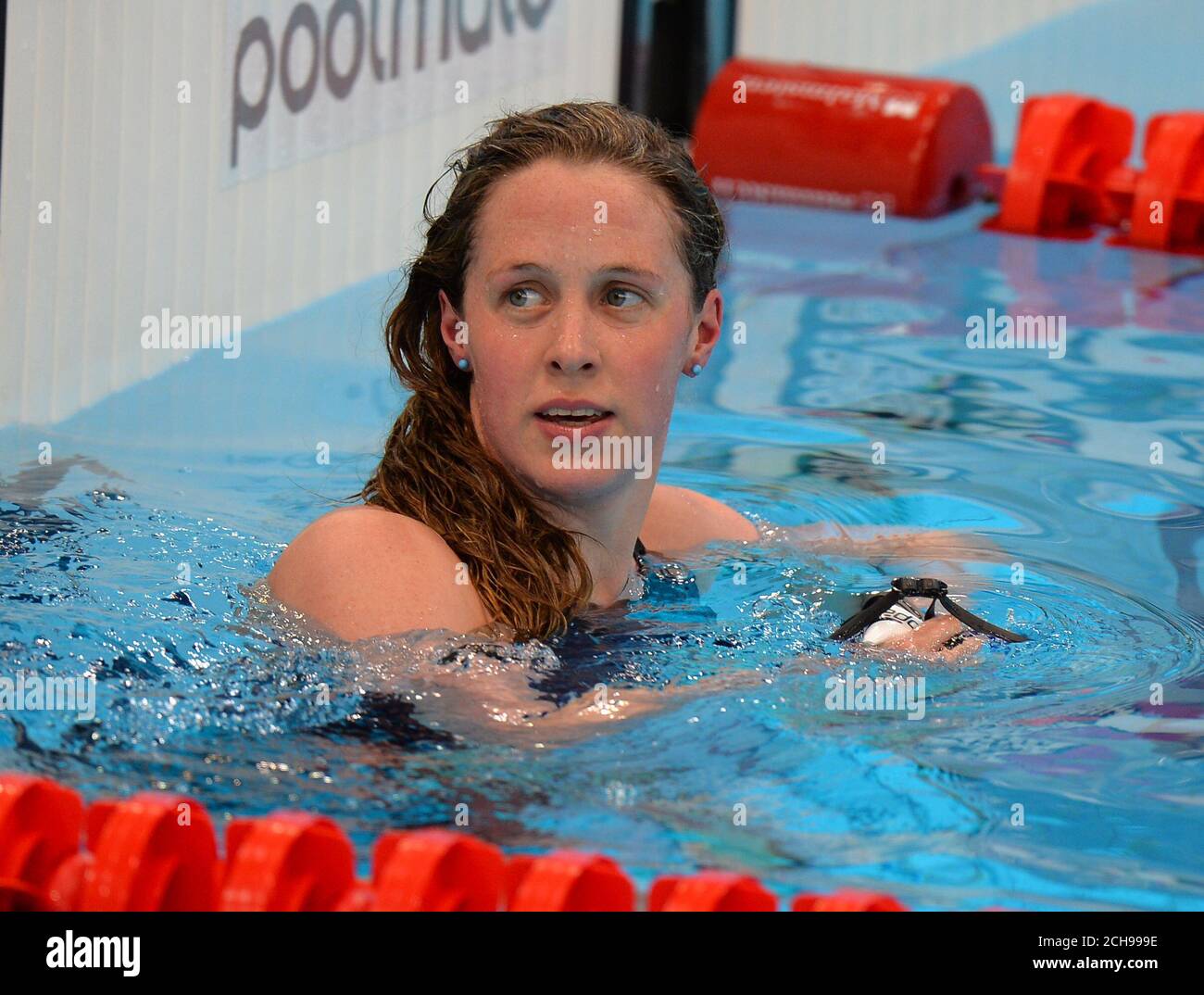 Hannah Miley, en Grande-Bretagne, après avoir terminé sa demi-finale féminine Medley de 200 m pendant le dixième jour des championnats d'athlétisme européens au London Aquatics Centre, à Stratford. Banque D'Images