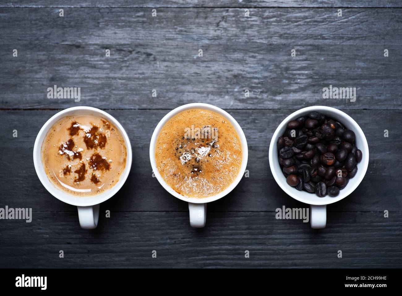 Heure du café. Tasse de café, grains rôtis, vue du dessus avec espace de copie Banque D'Images