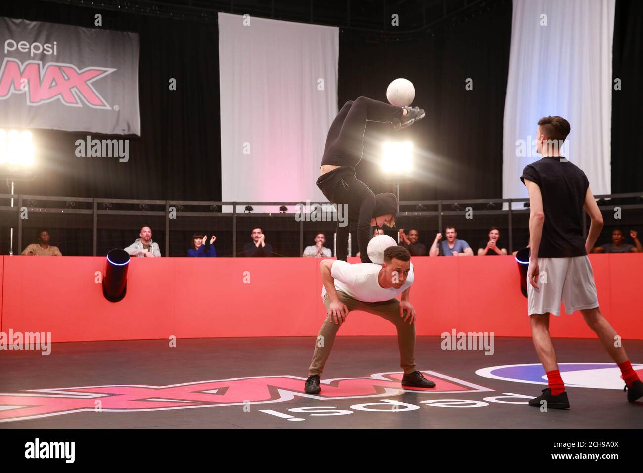 Marc Cumberbatch, football Freestyler et Erin Jameson, gymnaste, lancent le défi Pepsi MAX Ã”Volley 360Ã• avant la prochaine finale de la Ligue des champions de l'UEFA. Banque D'Images